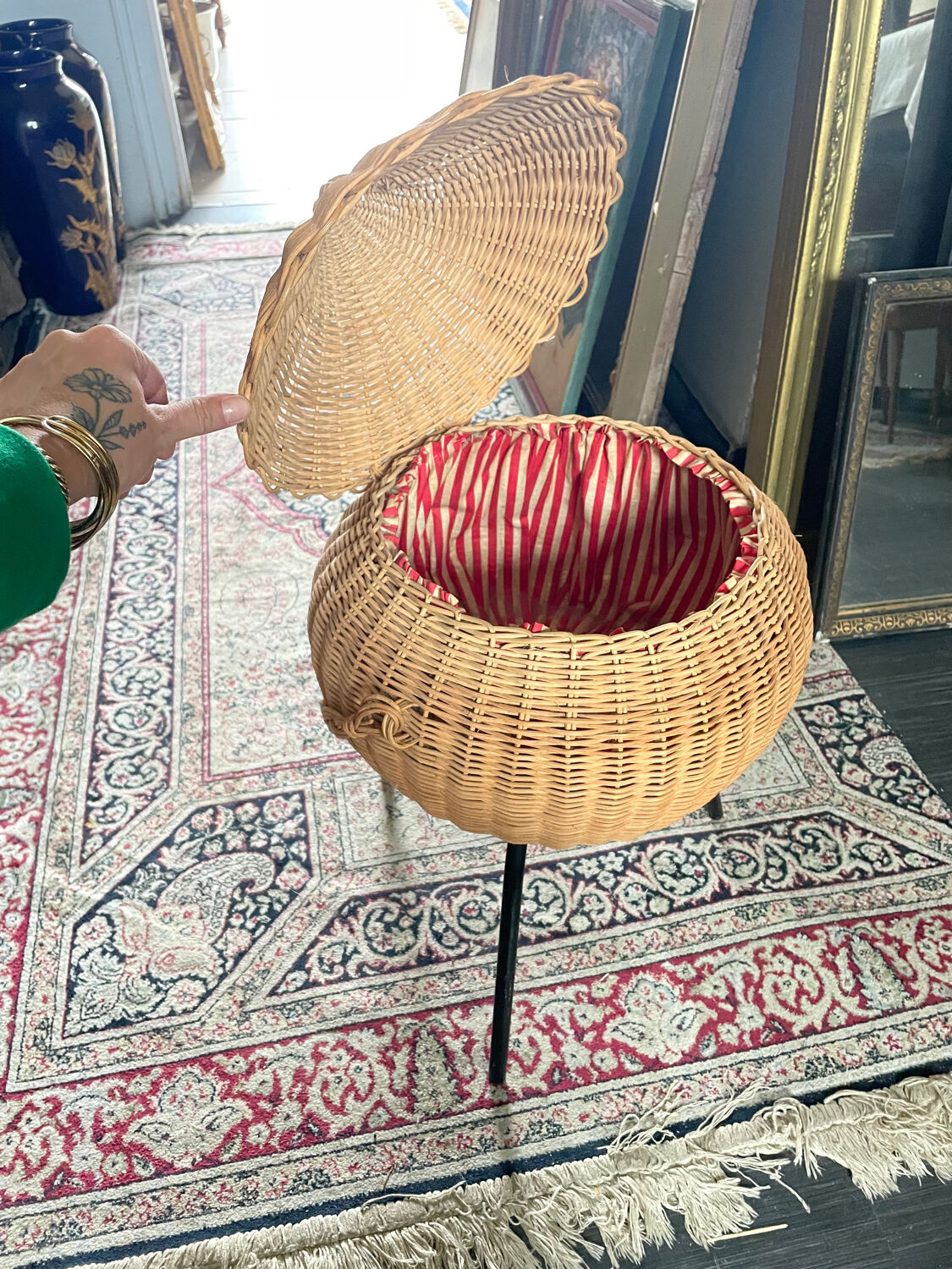 Wicker basket on foot fabric inner covering