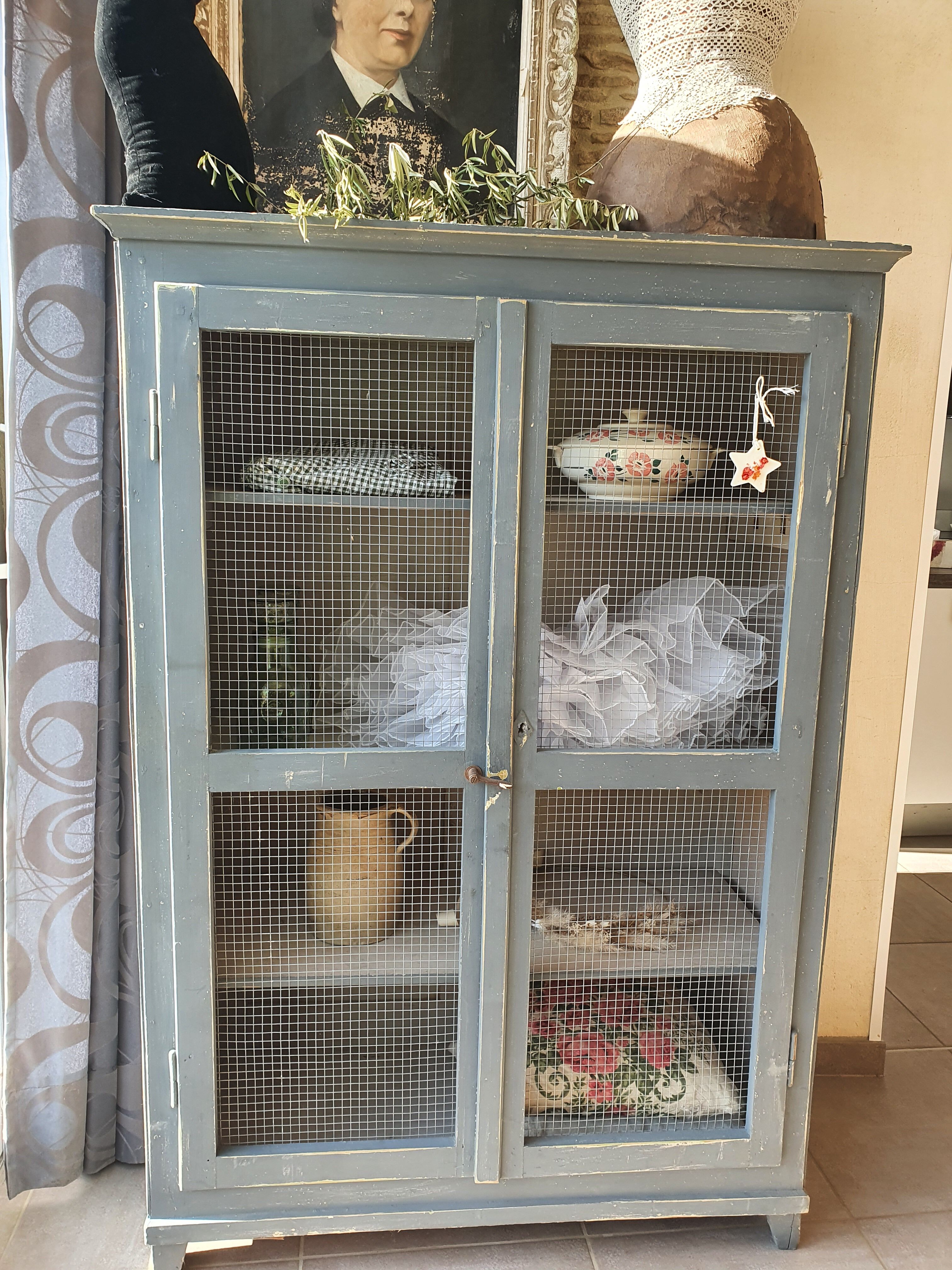 Mesh cabinet