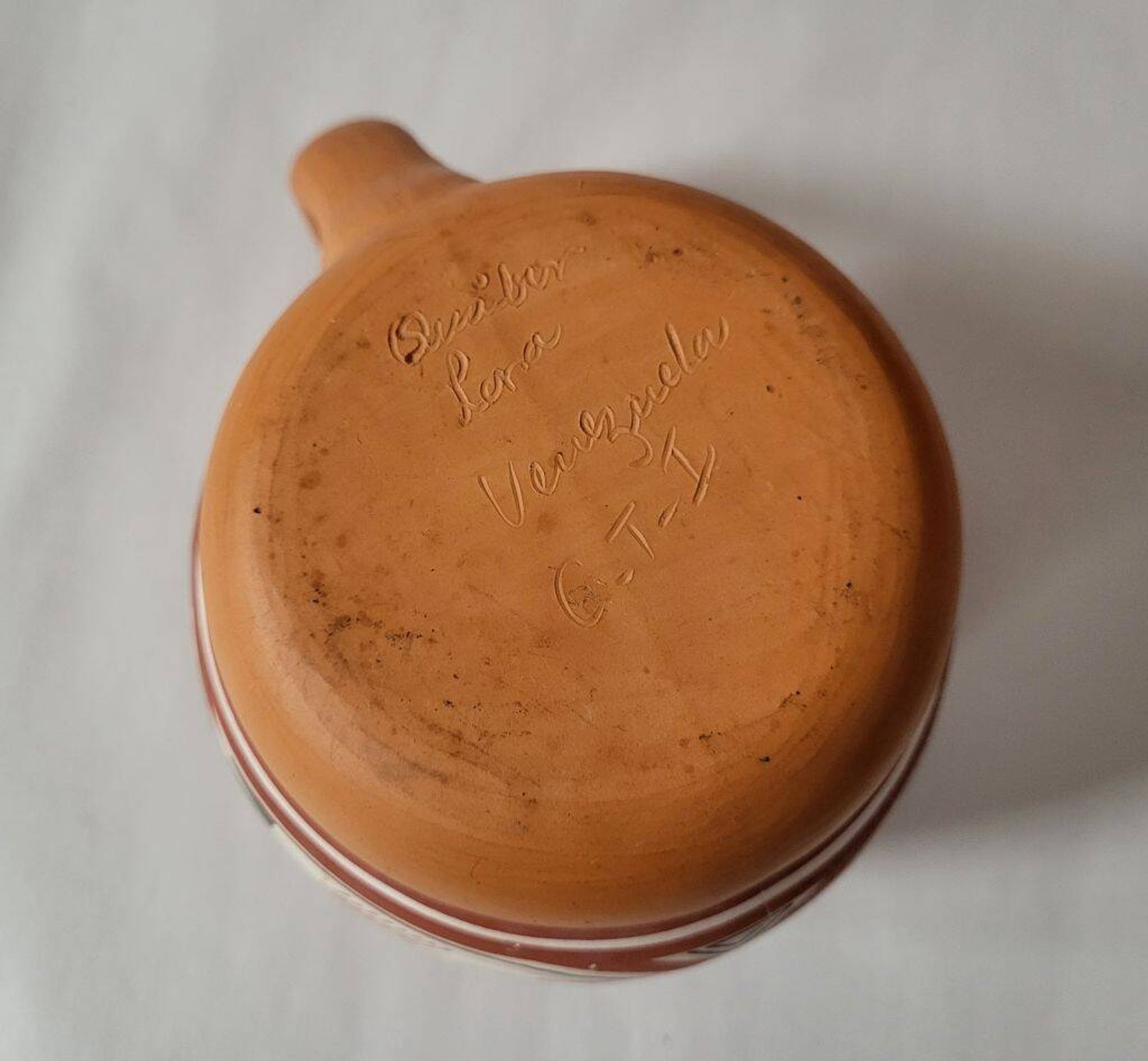 Pichet en céramique de poterie de studio signé
