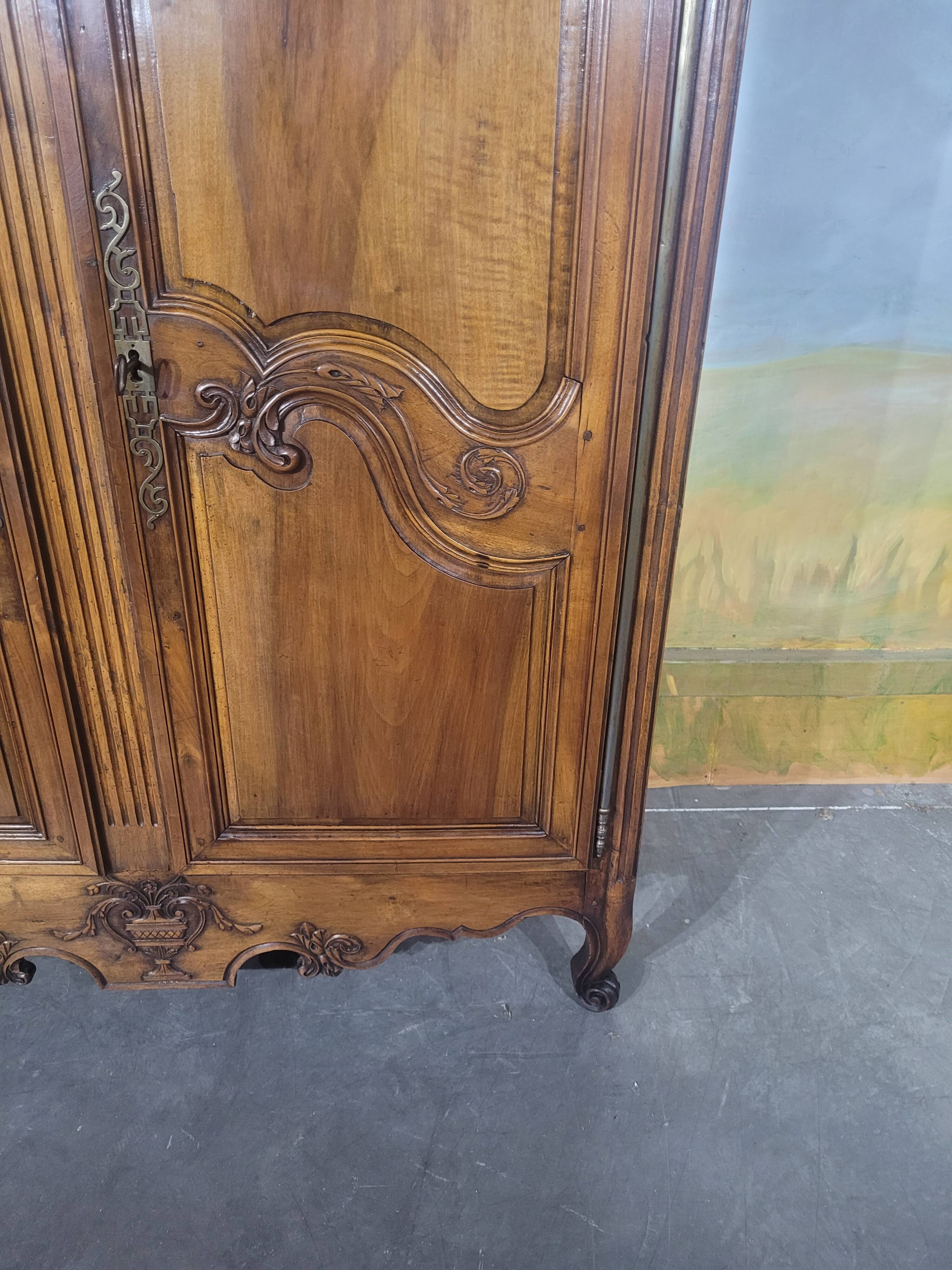 Low walnut cabinet from the late 18th century