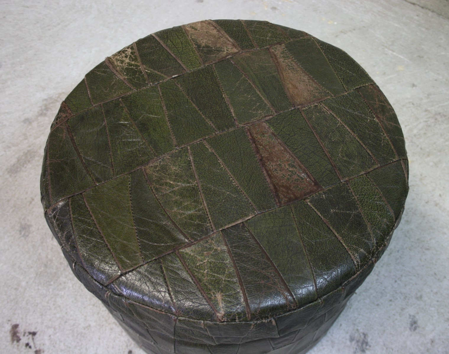 Pouf in black/green leather
