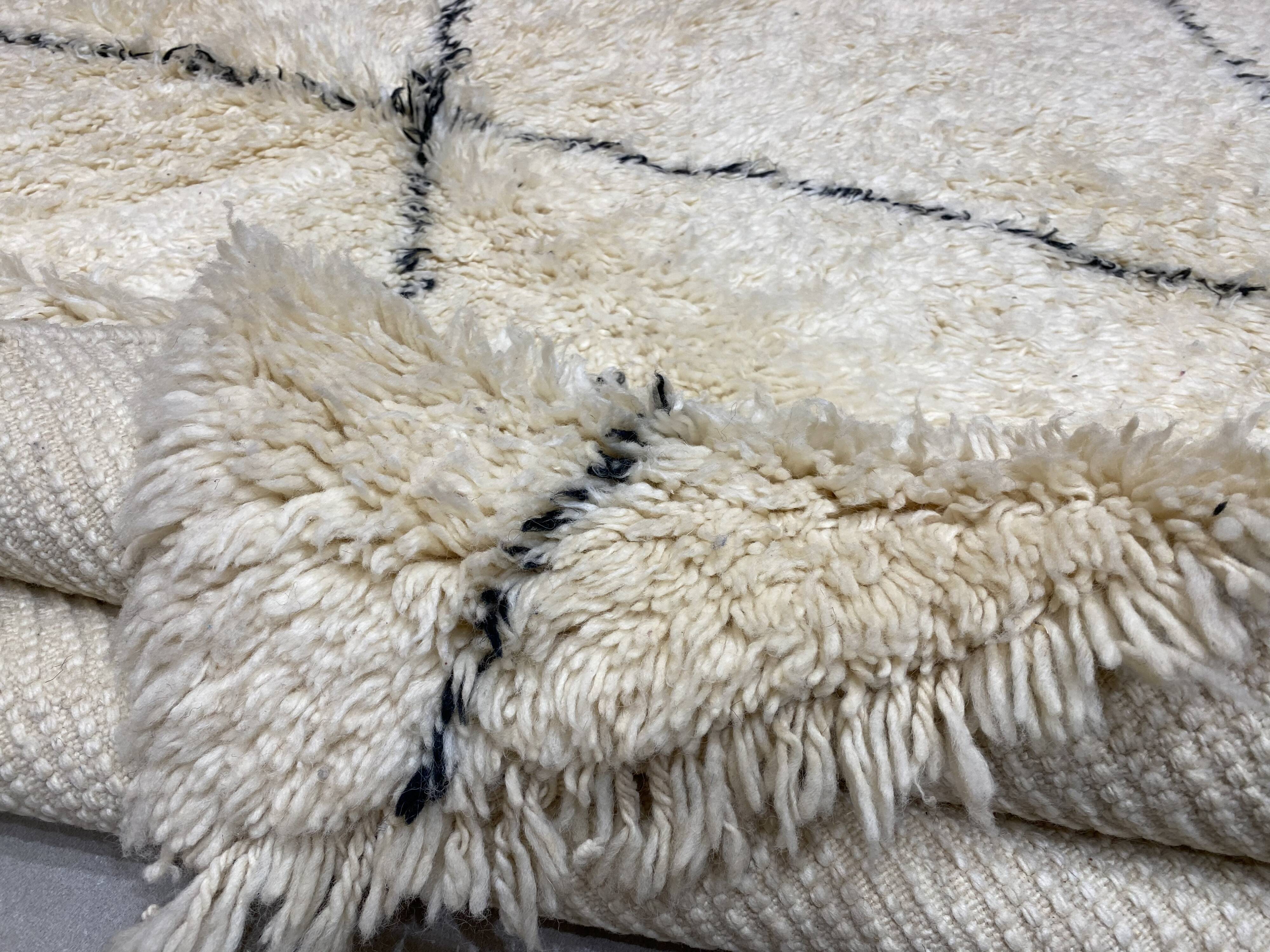 Berbere beni ouarain white wool carpet 180x255cm