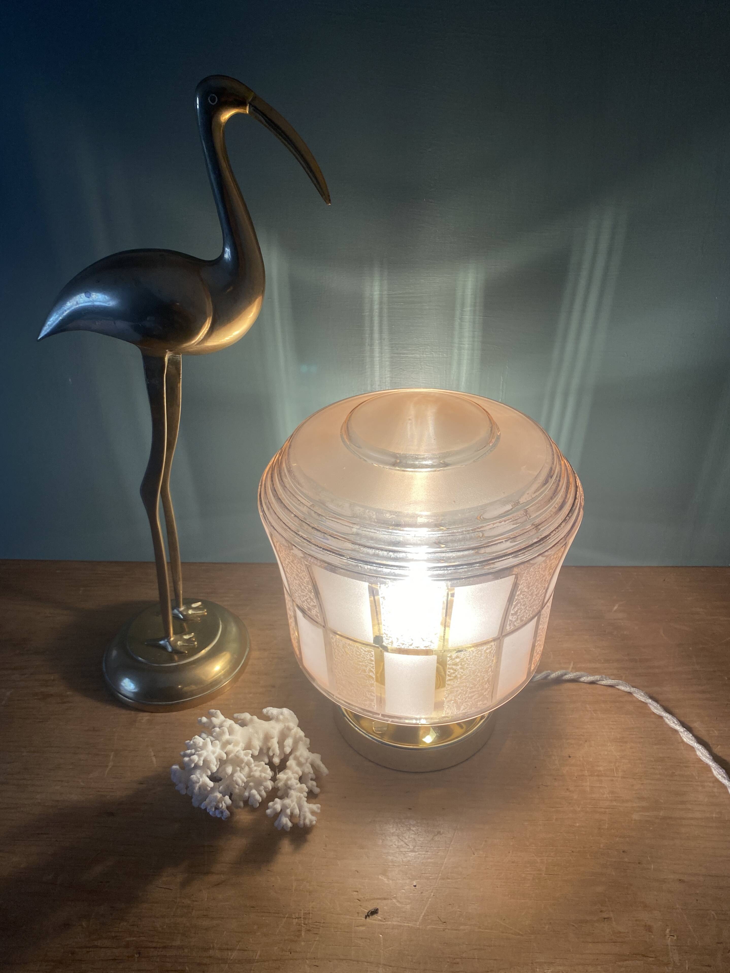 Lampe à poser globe vintage art déco en verre rose et doré