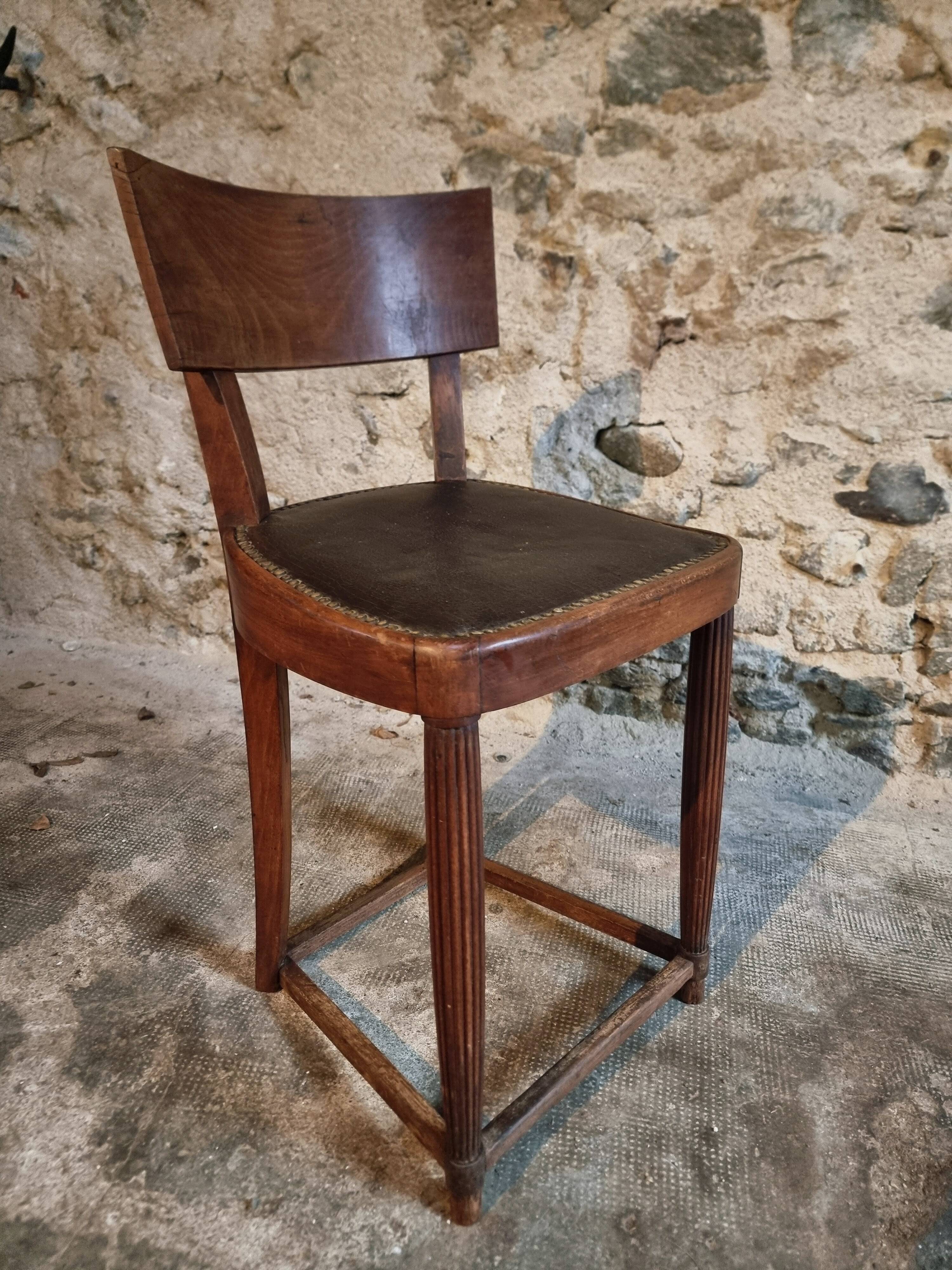 Antique French beech chair – Early 1900s – Solid curved backrest