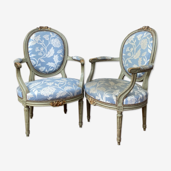 Paire de fauteuils médaillon en bois laqué de style Louis XVI XIXeme