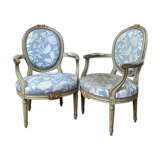Paire de fauteuils médaillon en bois laqué de style Louis XVI XIXeme