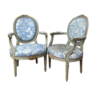 Paire de fauteuils médaillon en bois laqué de style Louis XVI XIXeme