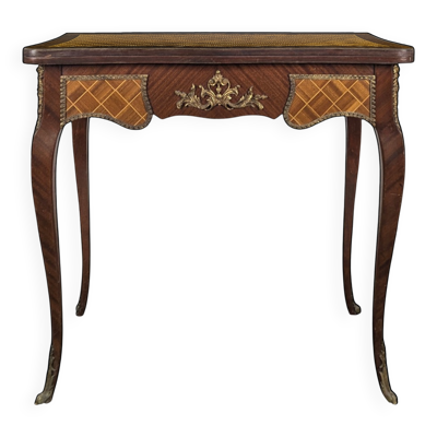Table à jeu portefeuille de style Louis XV en marqueterie à bronzes dorés
