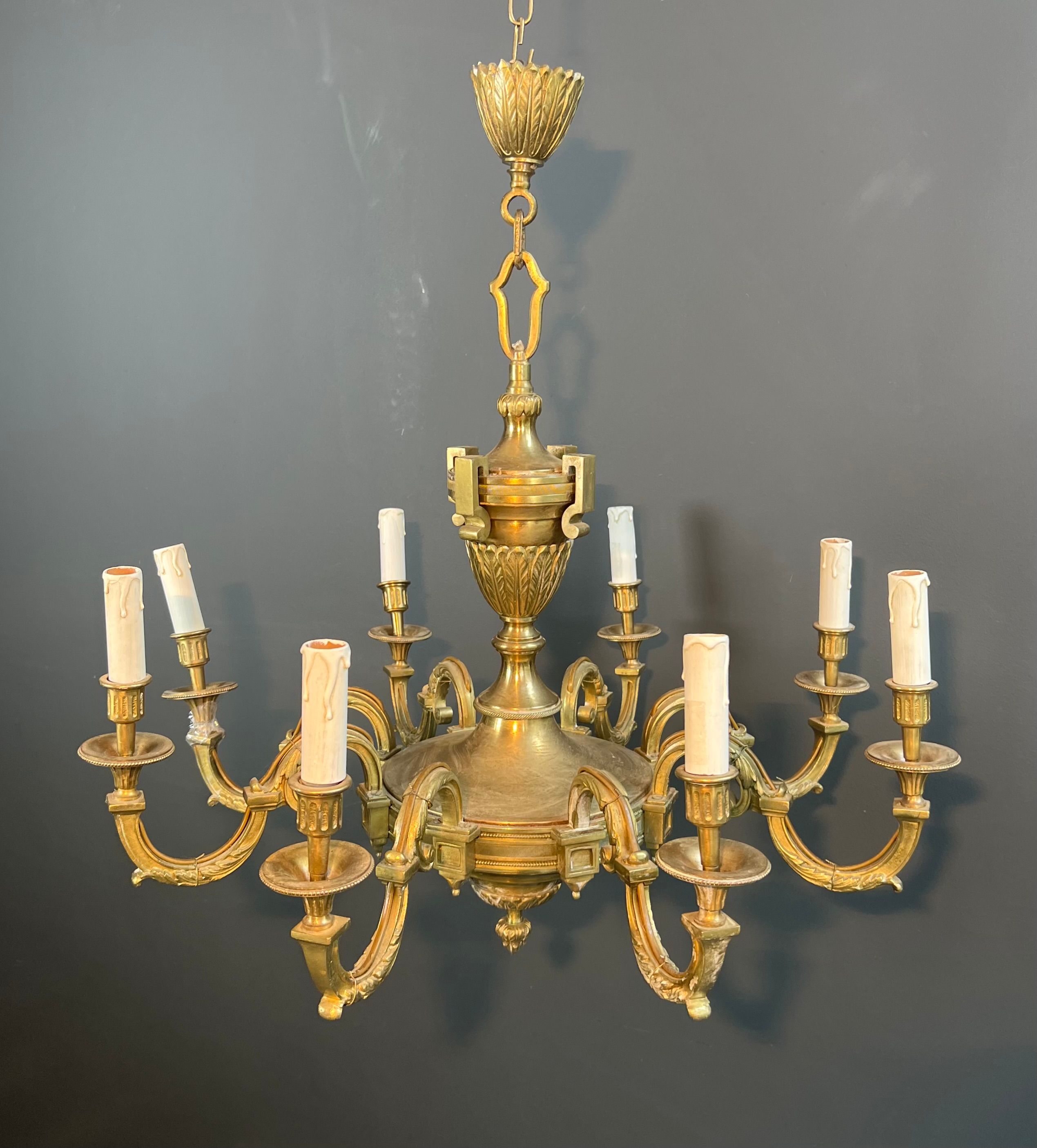 Important Louis XVI style chiseled bronze chandelier with 8 light arms by Lucien Gau