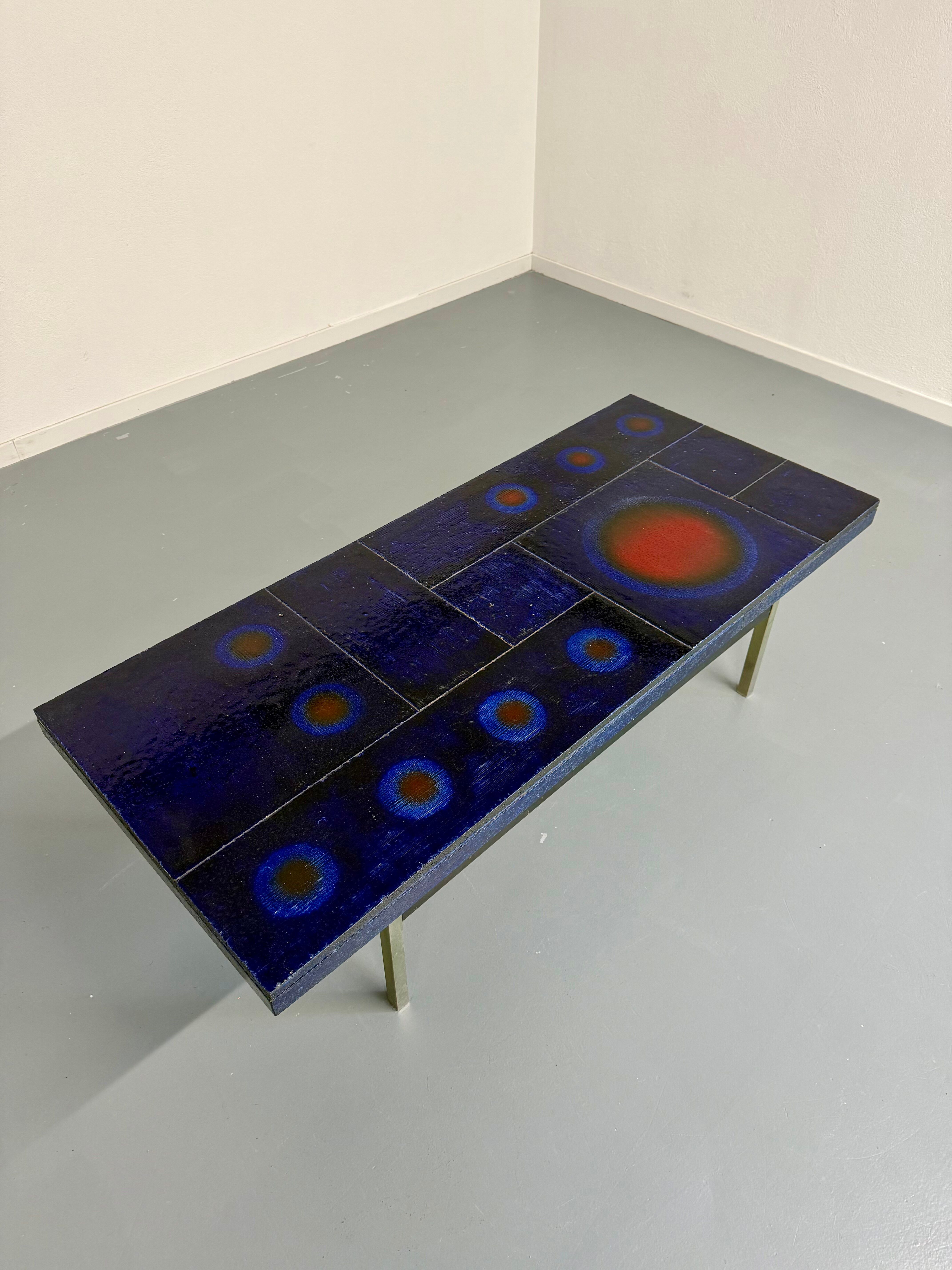 Table basse en céramique émaillée bleue design année 70