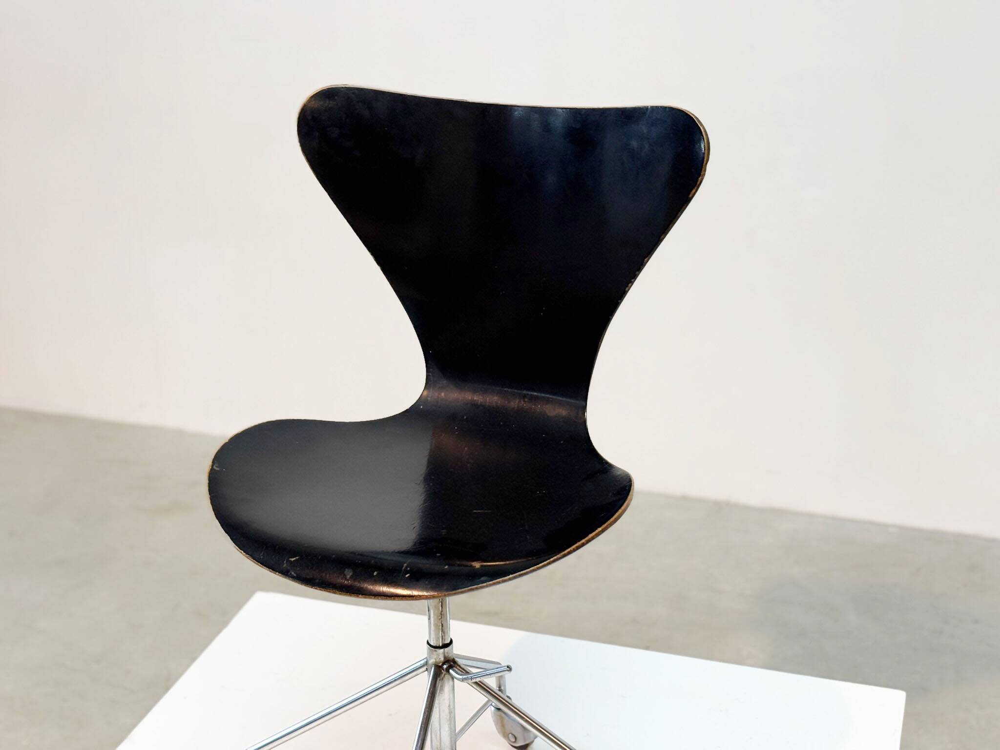 Early 3217 office chair by Arne Jacobsen