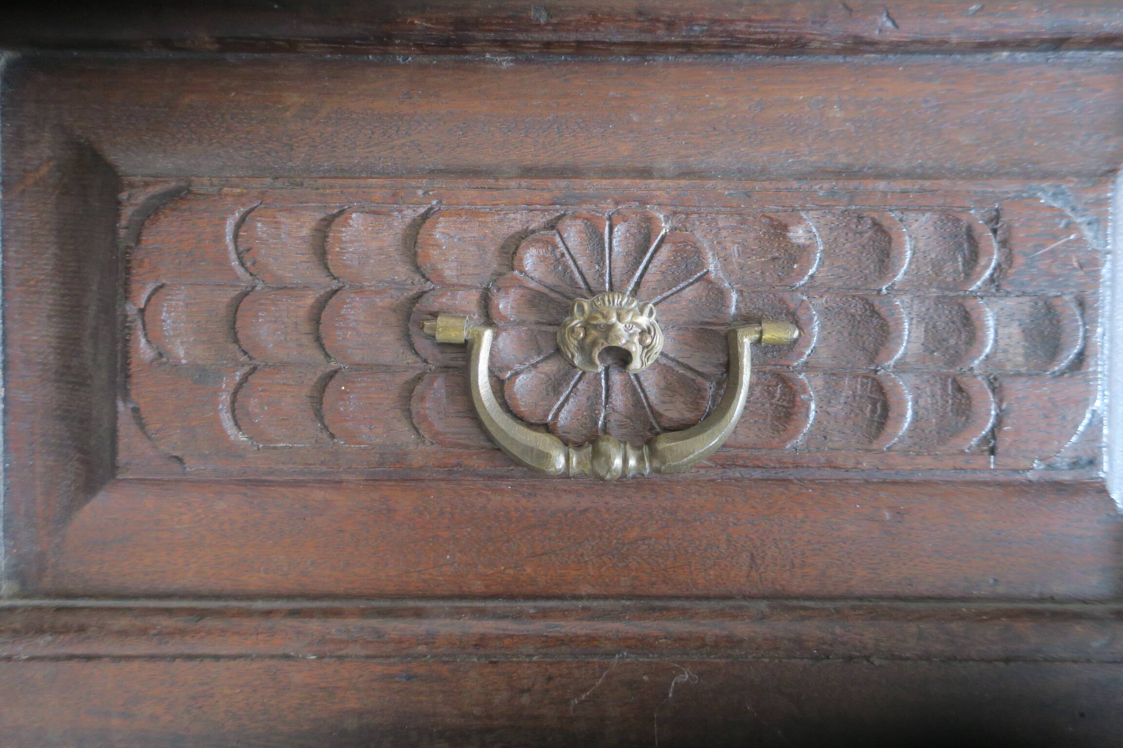 Armoire de ferme en chêne sculpté antique, 1780
