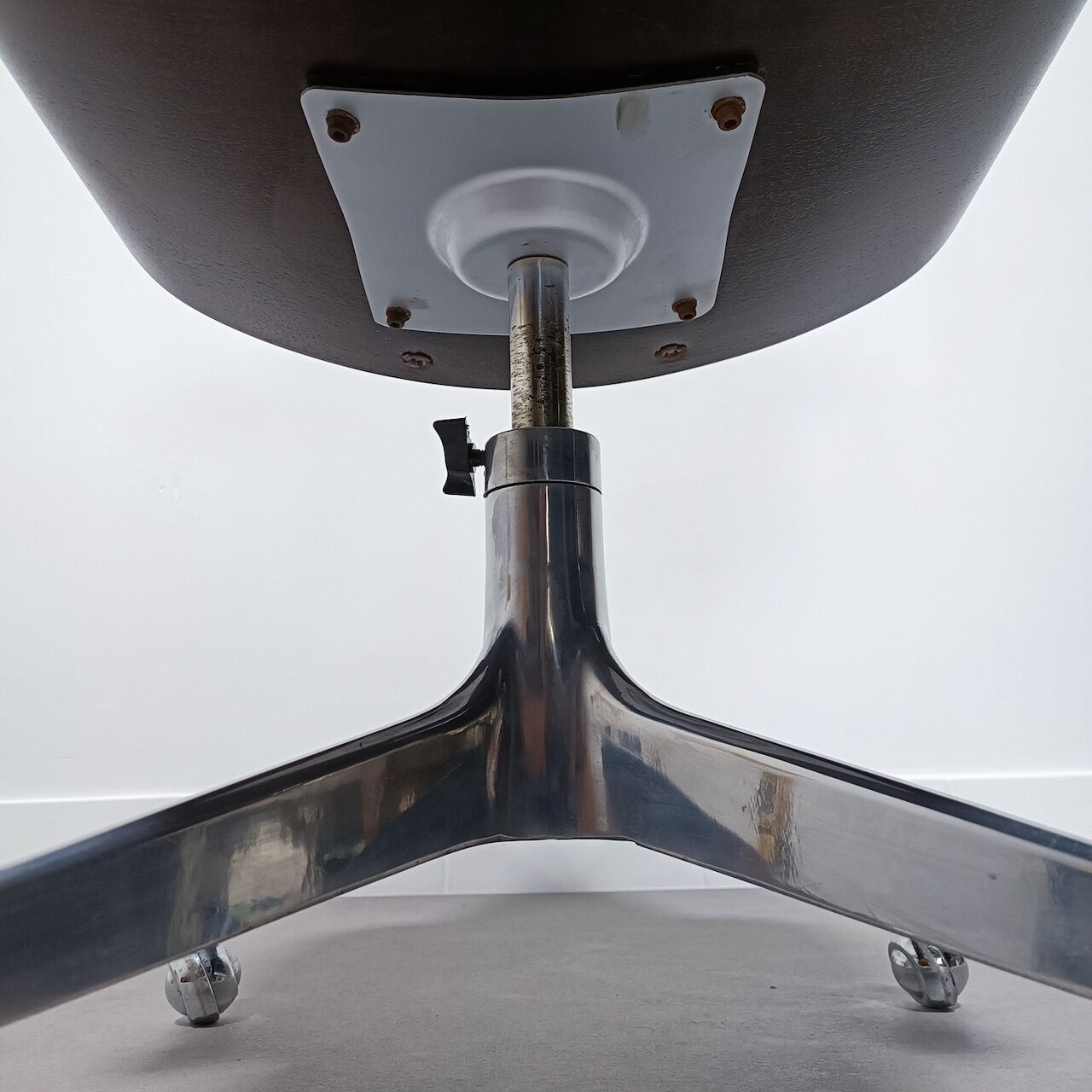 Red office chair by Parisi/Mim