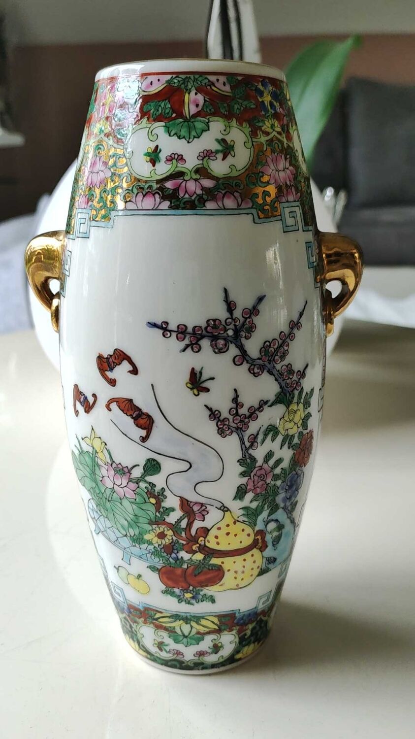 Japanese Chinese polychrome vase in fine porcelain. Motifs Geishas