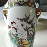 Japanese Chinese polychrome vase in fine porcelain. Motifs Geishas