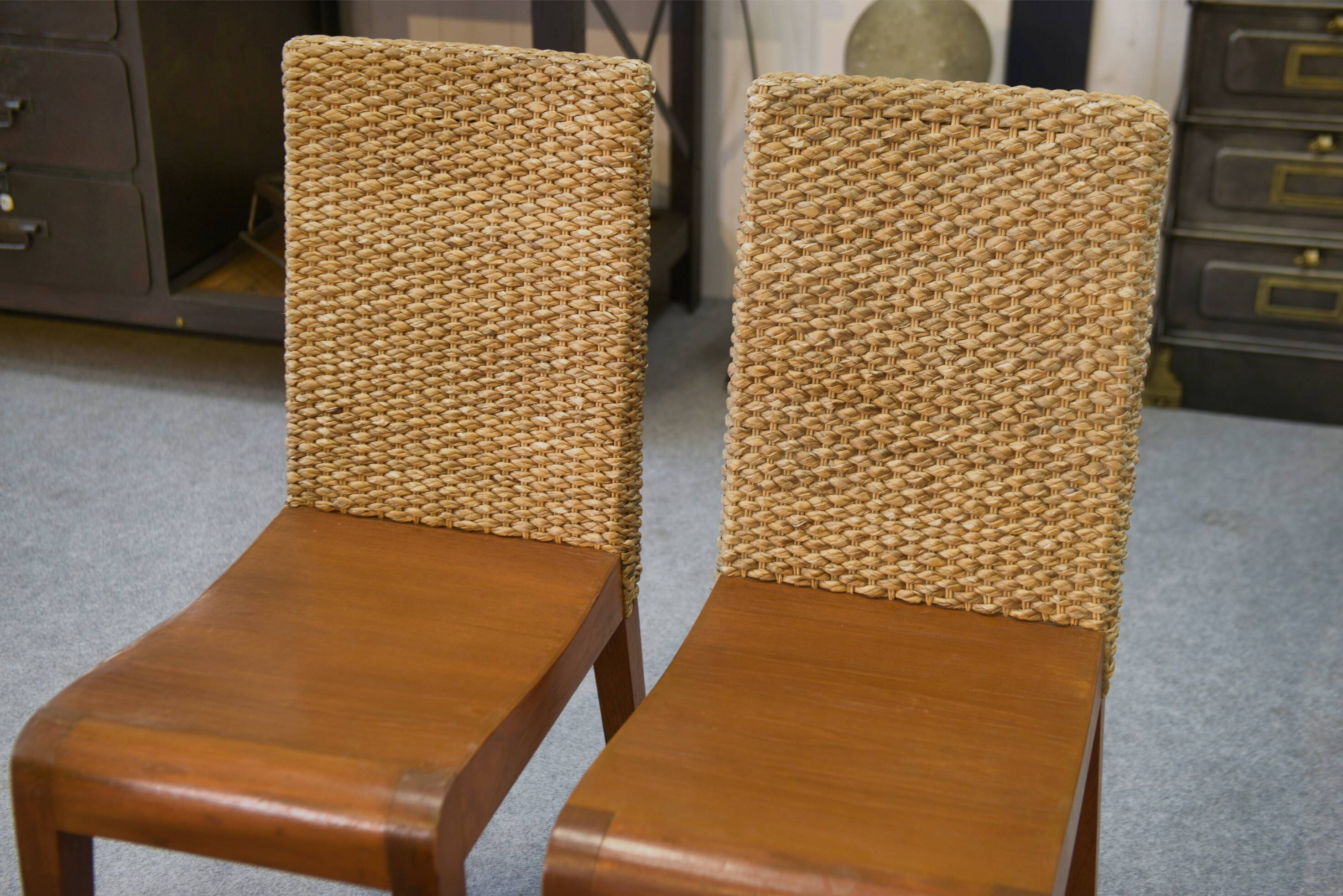 4 chaises éditées par Yothaka