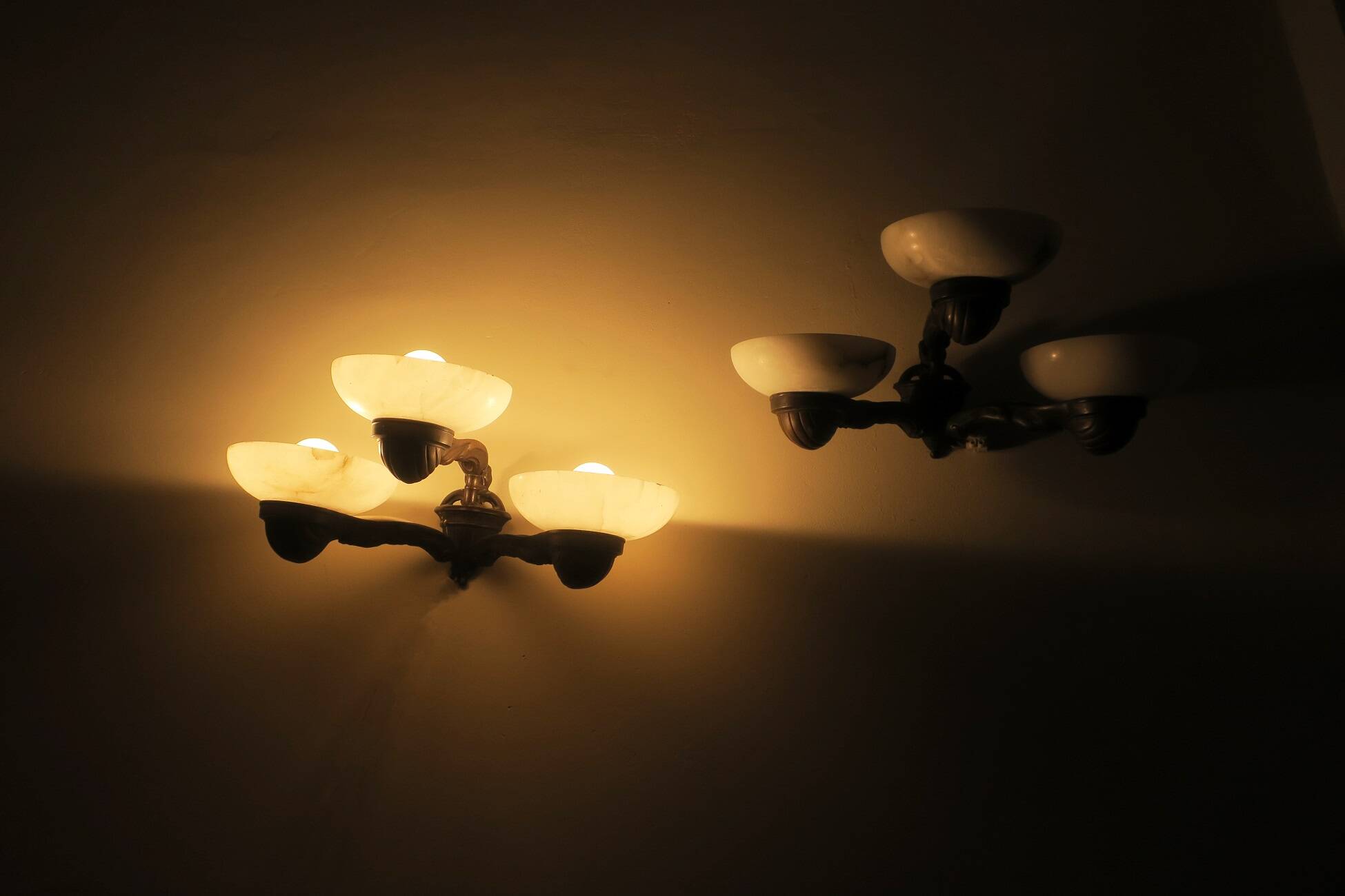 Paire d'appliques murales anciennes en bronze et albâtre à trois bras, 1910