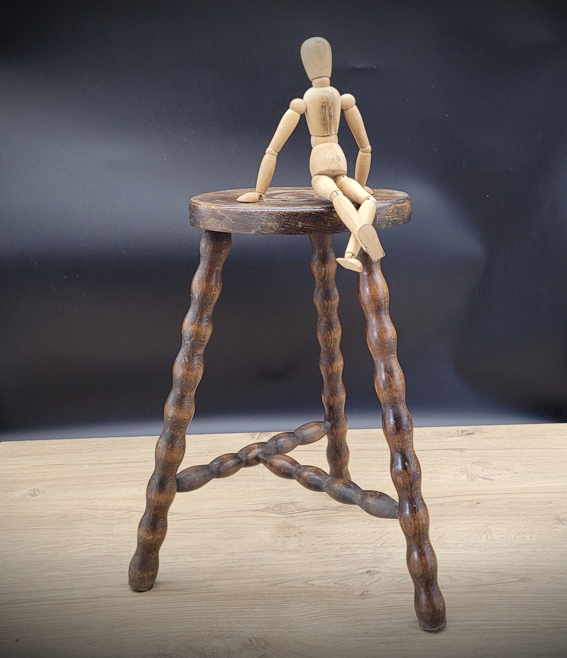 Tripod stool feet ball