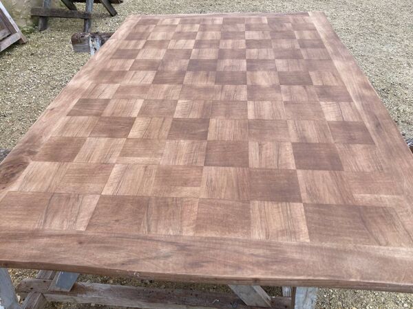 Table de style Louis XV en noyer dessus bois naturel