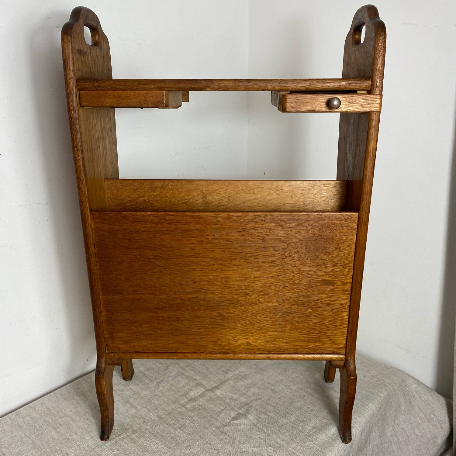 Porte-revues en bois avec repose verres