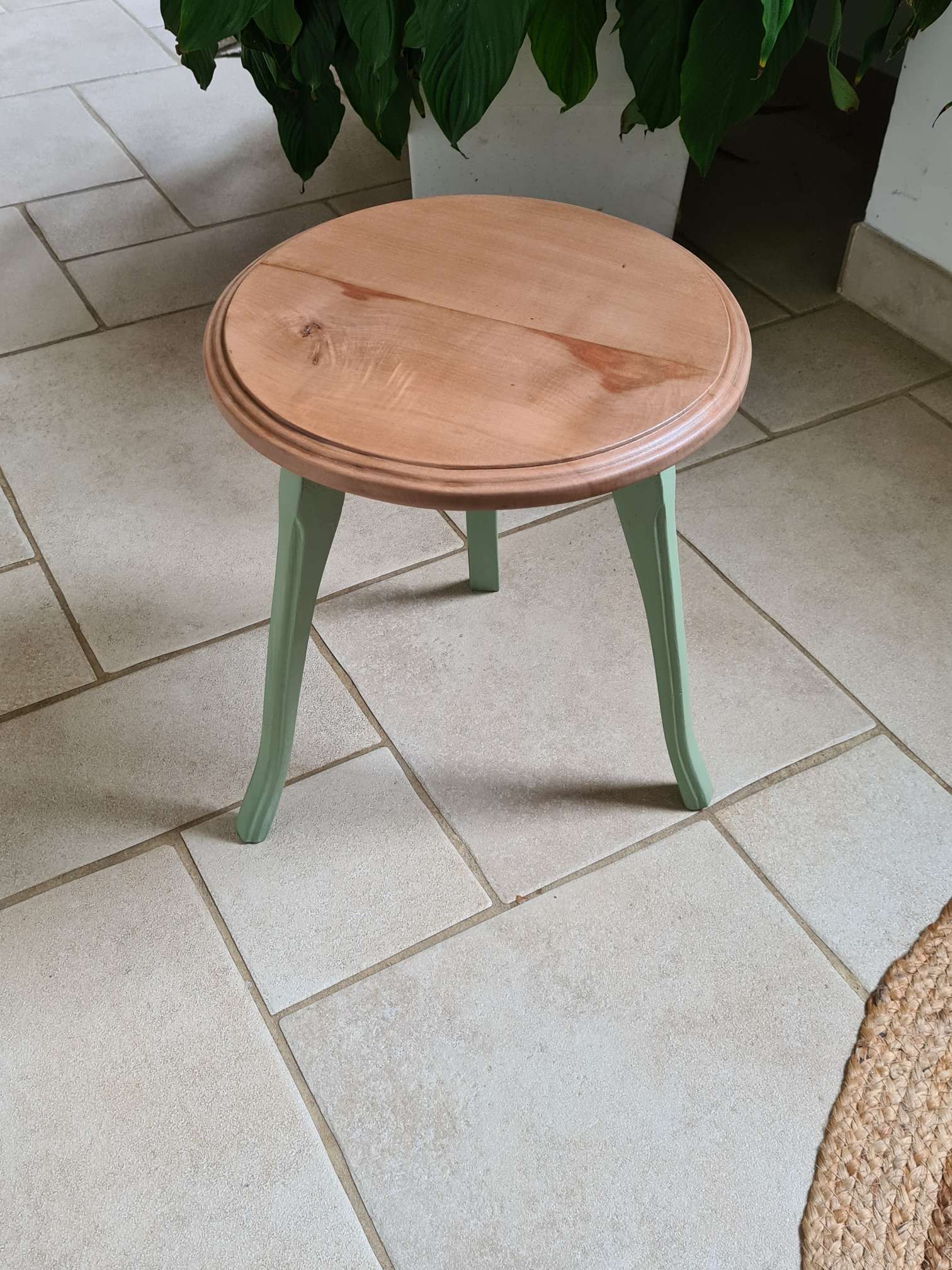 Tabouret tripode