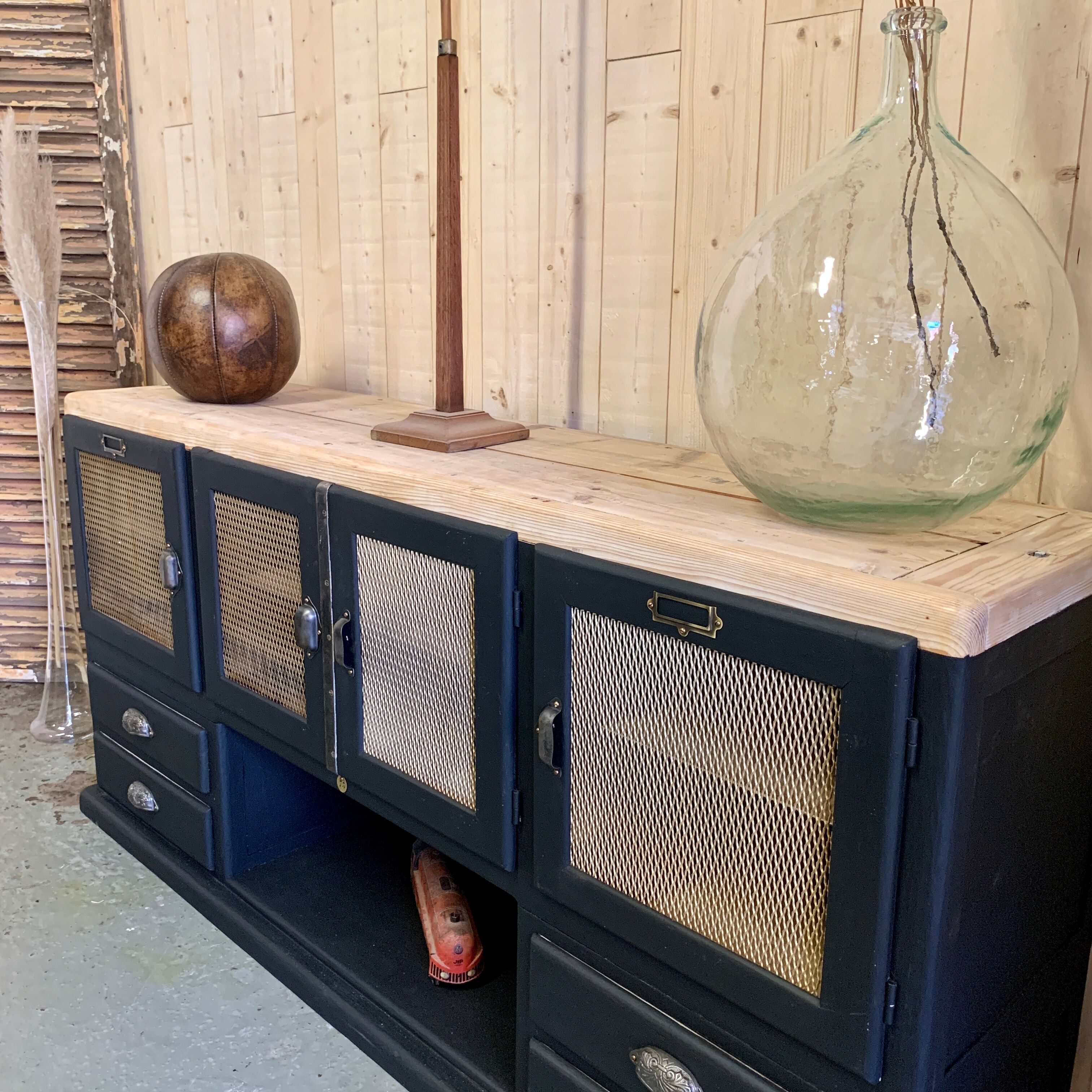 Grilled industrial buffet 1930