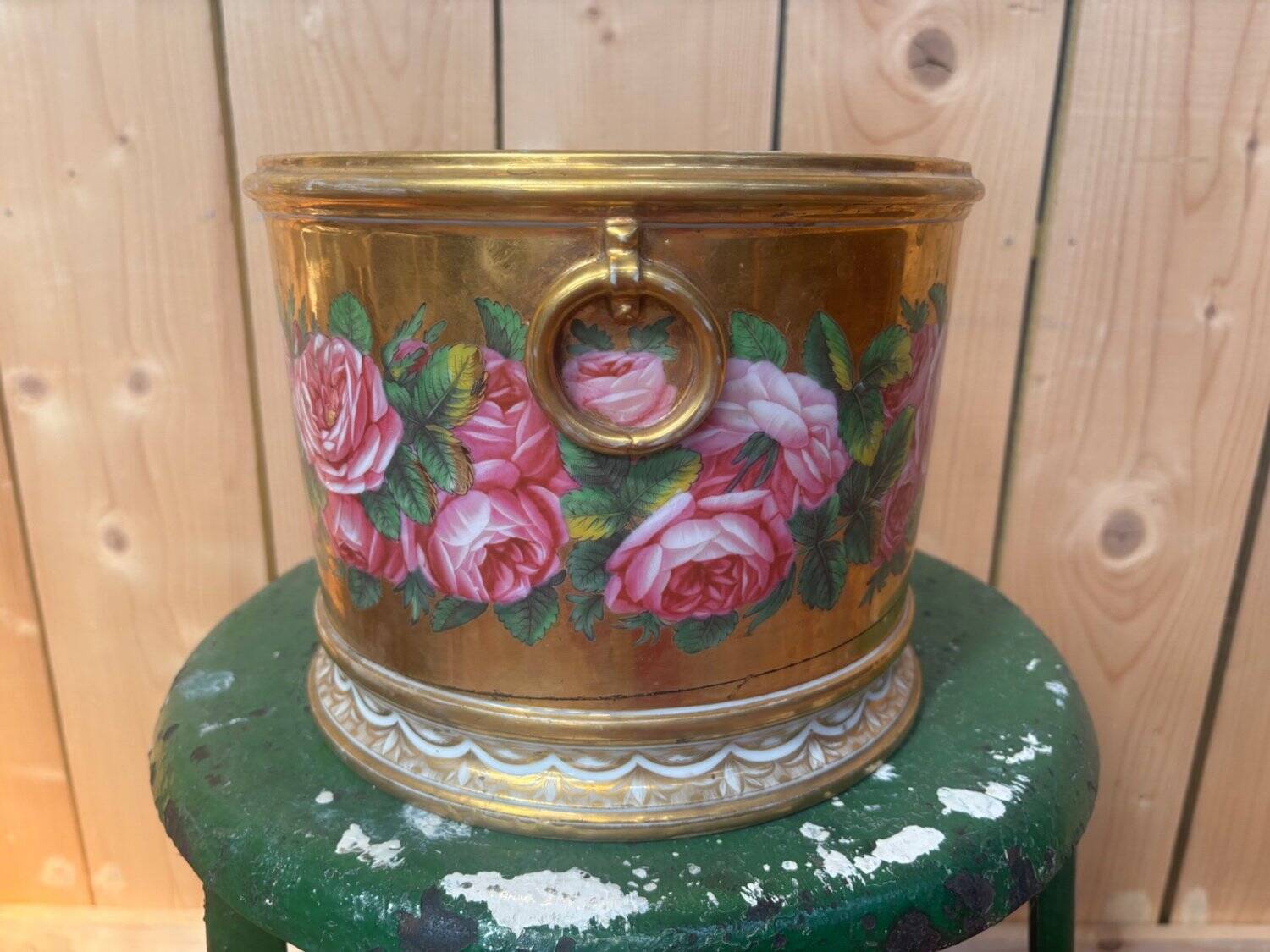 Cache-pot porcelain from Paris, rose decoration on a golden background, Empire style.