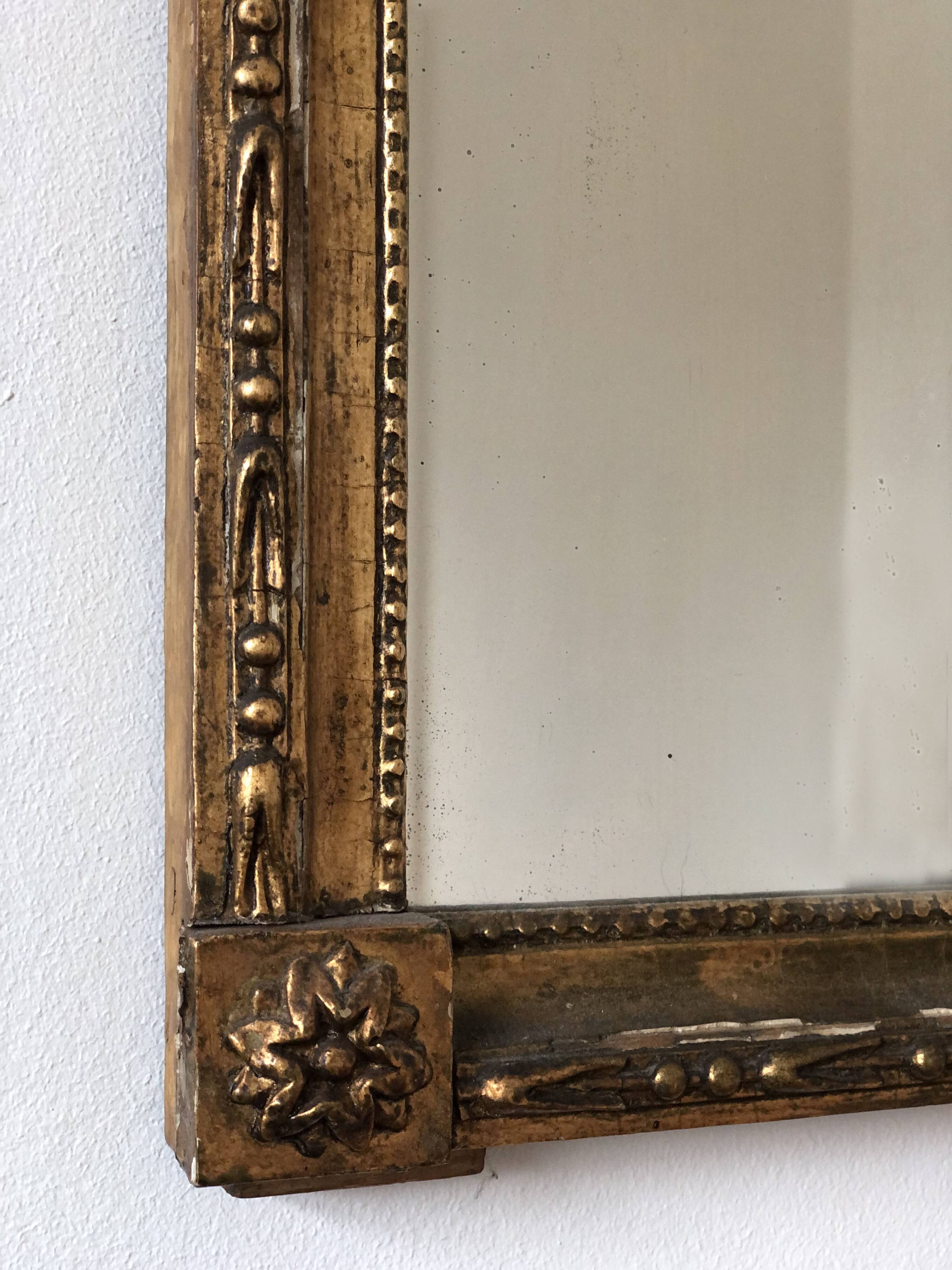 Miroir hollandais Louis XVI en bois sculpté et doré avec verre églomisé du XVIIIe siècle