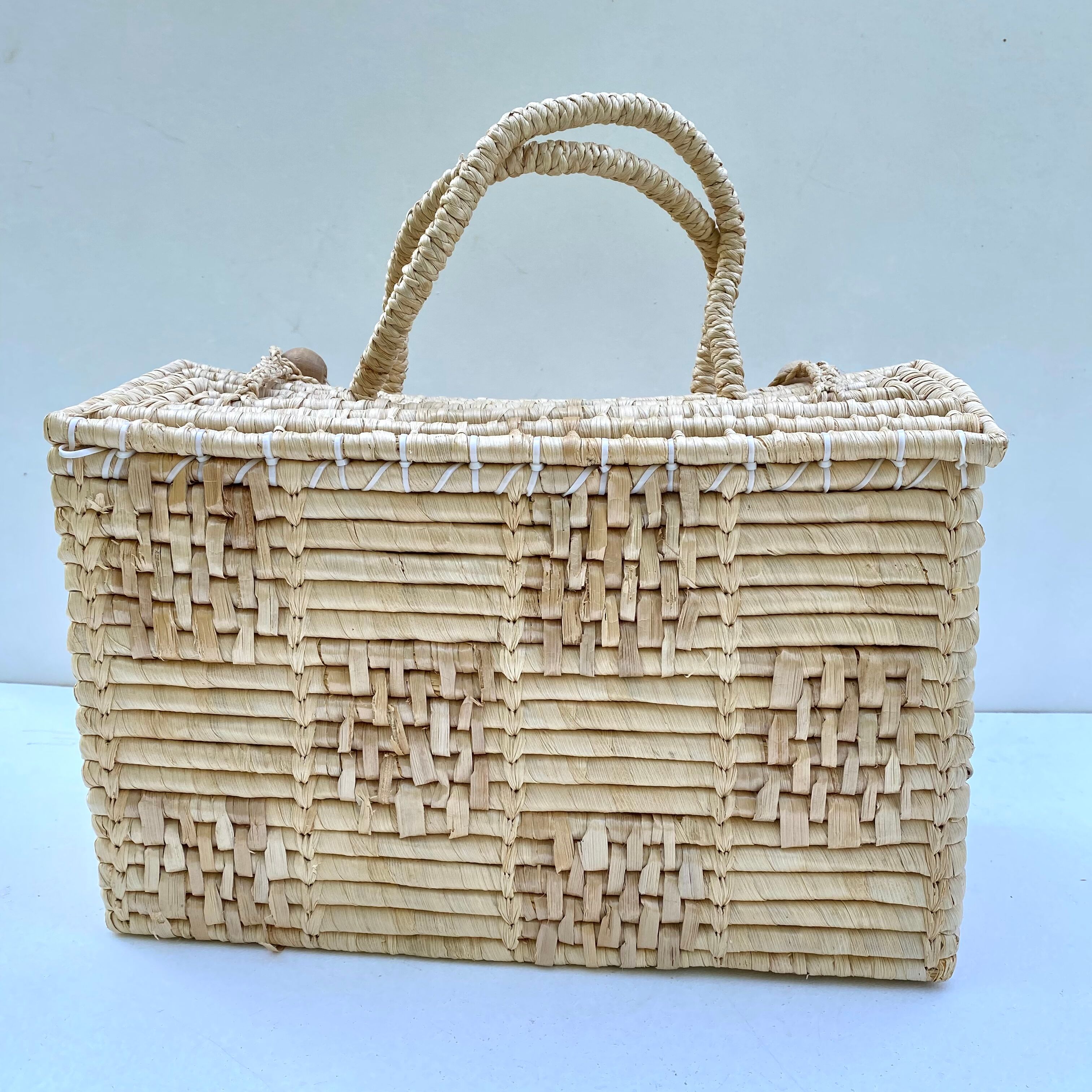 Valise vintage en fibres naturelles