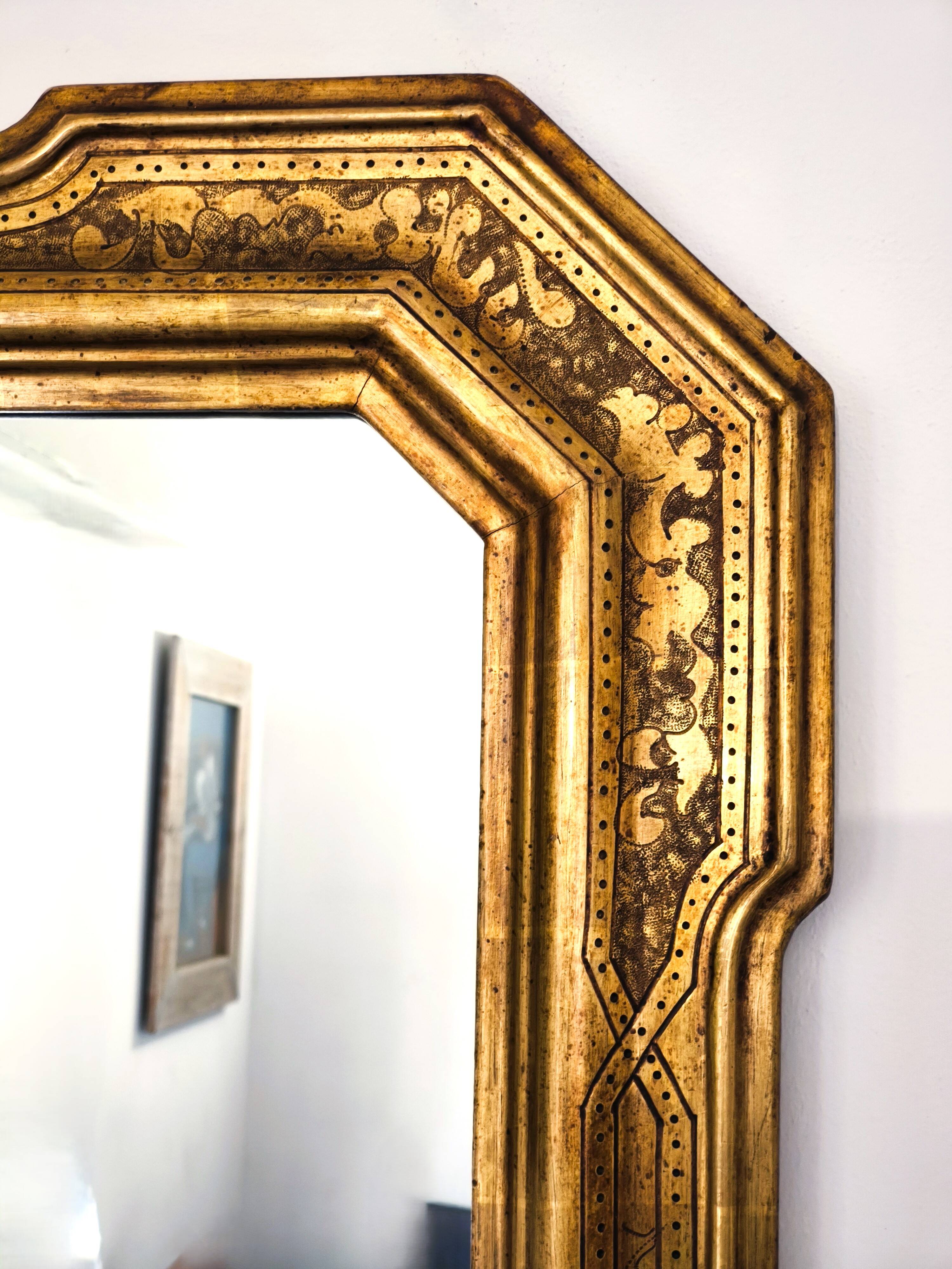 Miroir mural octogonal italien vintage en bois doré, décor bulliné