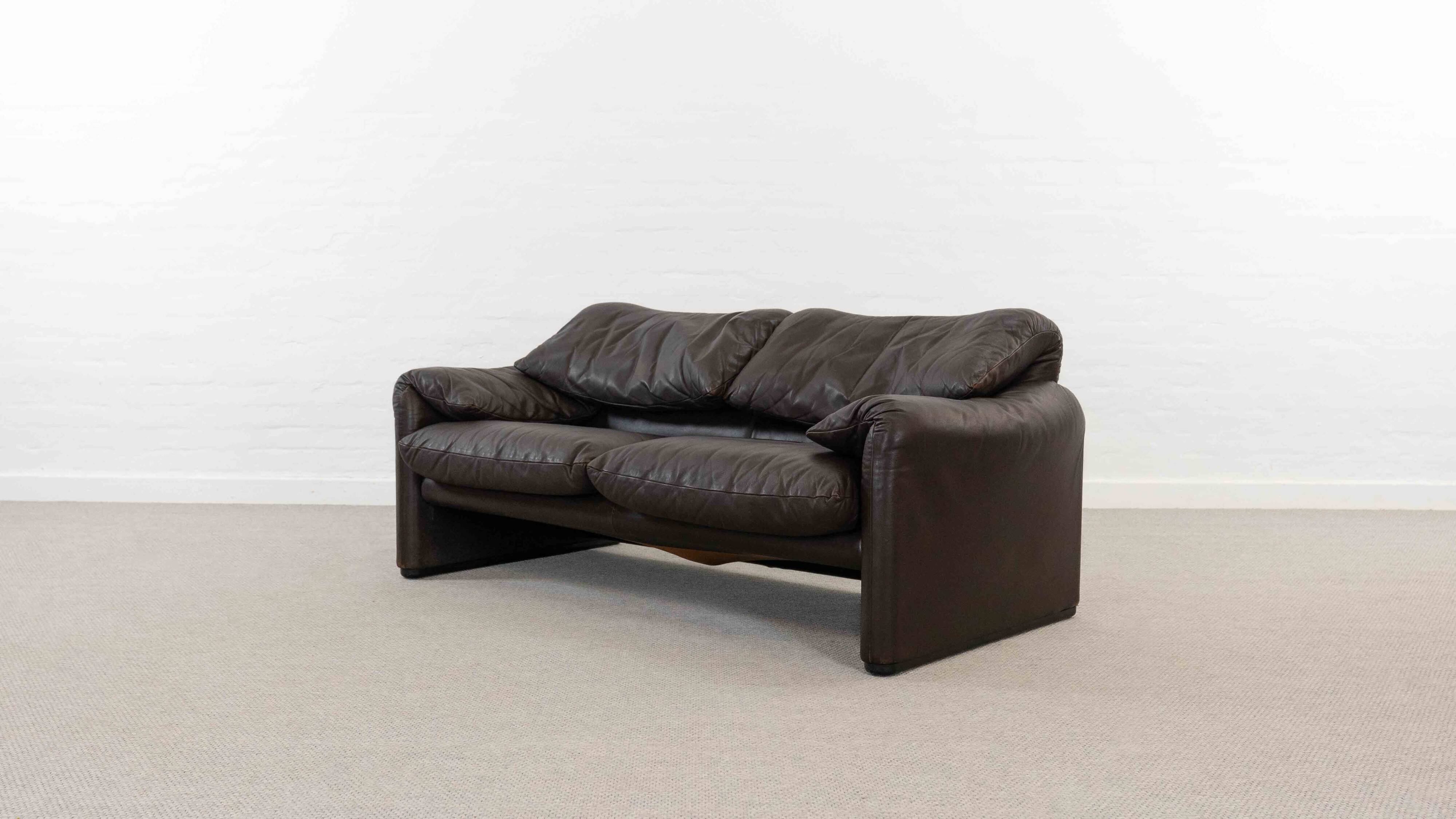 Brown leather 2-seater sofa Cassina Maralunga by Vico Magistretti