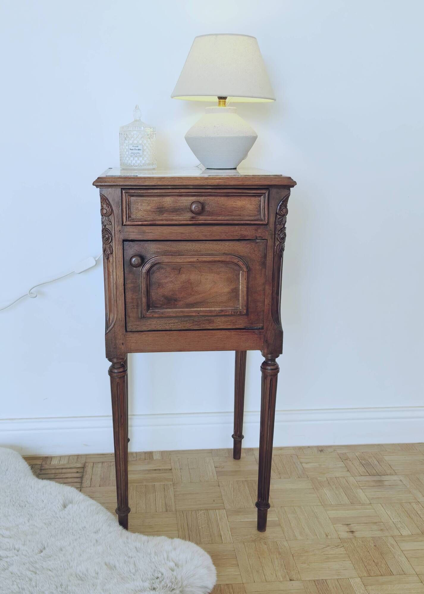 Louis XVI bedside table in walnut and marble - pink sculptures