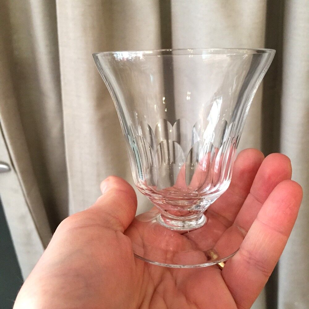 SUITE OF 10 SOBER AND ELEGANT GLASS WINE GLASSES