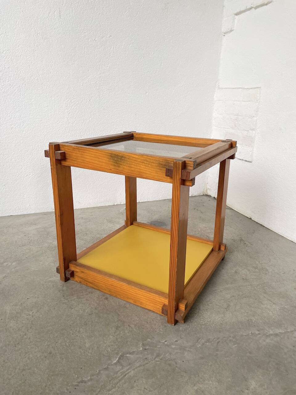 Bedside “cube” side table in pine DLG Regain