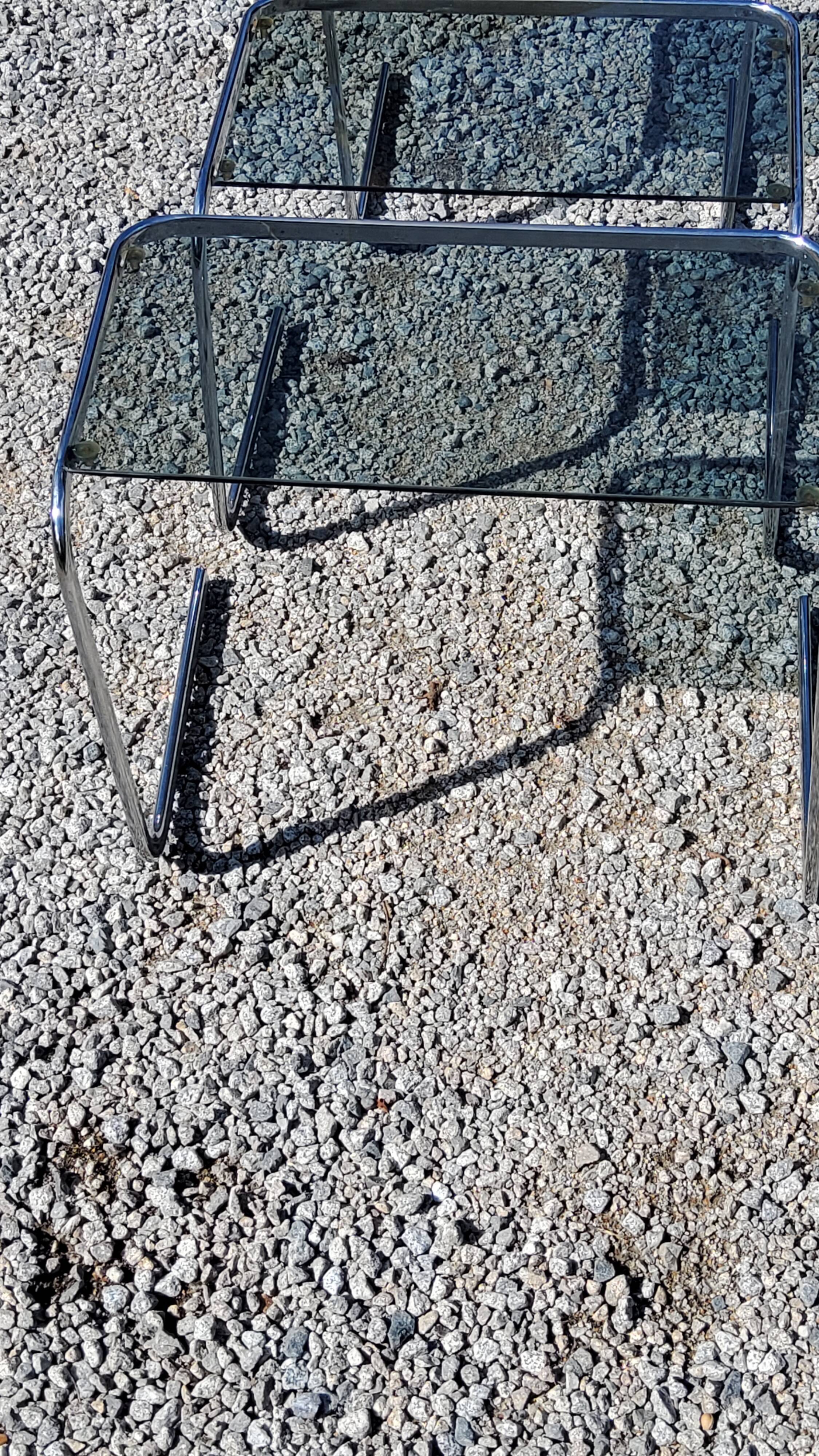 Set de 3 tables gigognes des années 70 en verre fumé piètement chromé