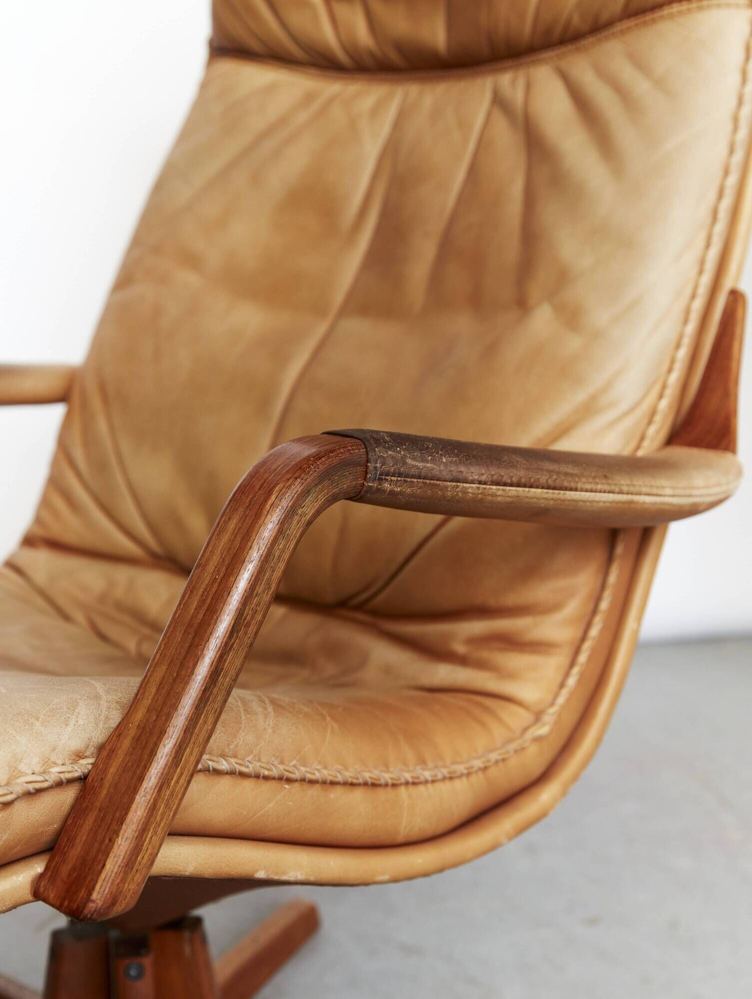 Fauteuil pivotant à dossier haut en teck et cuir Berg Furniture