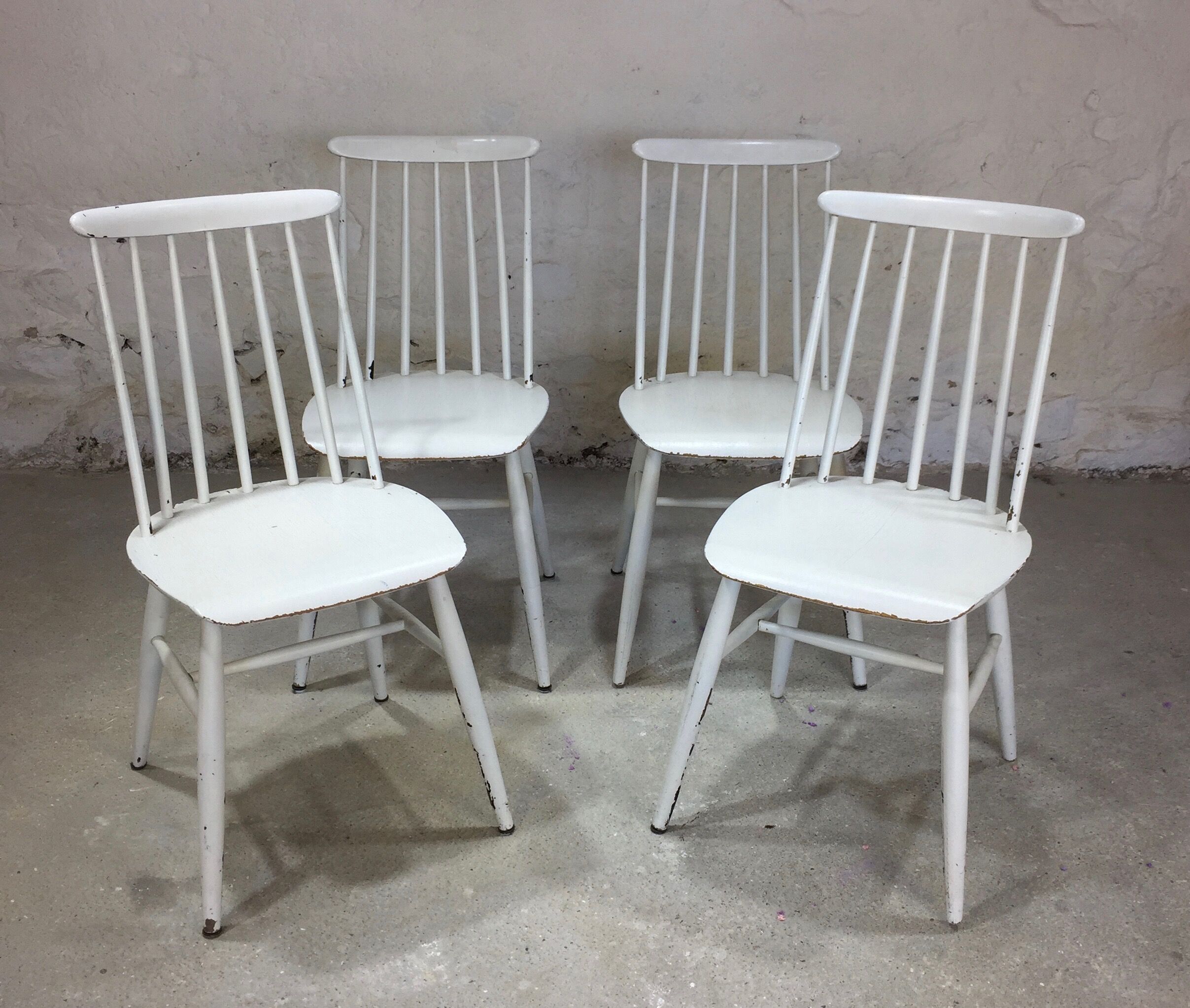 Lot of 4 white wooden chairs