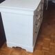 Commode blanche vintage à moulures shabby chic