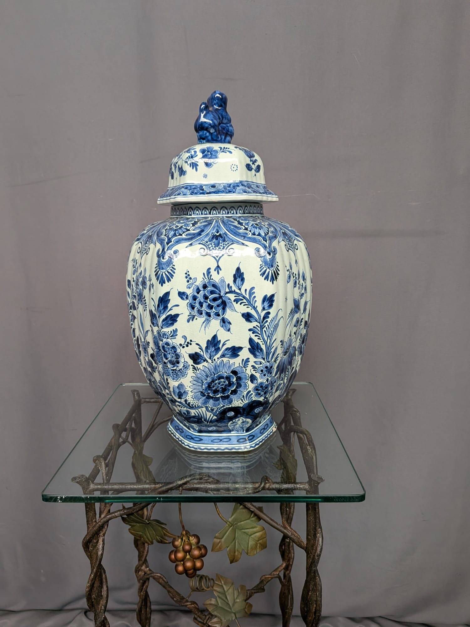 Royal Delft vase. Hand-painted.