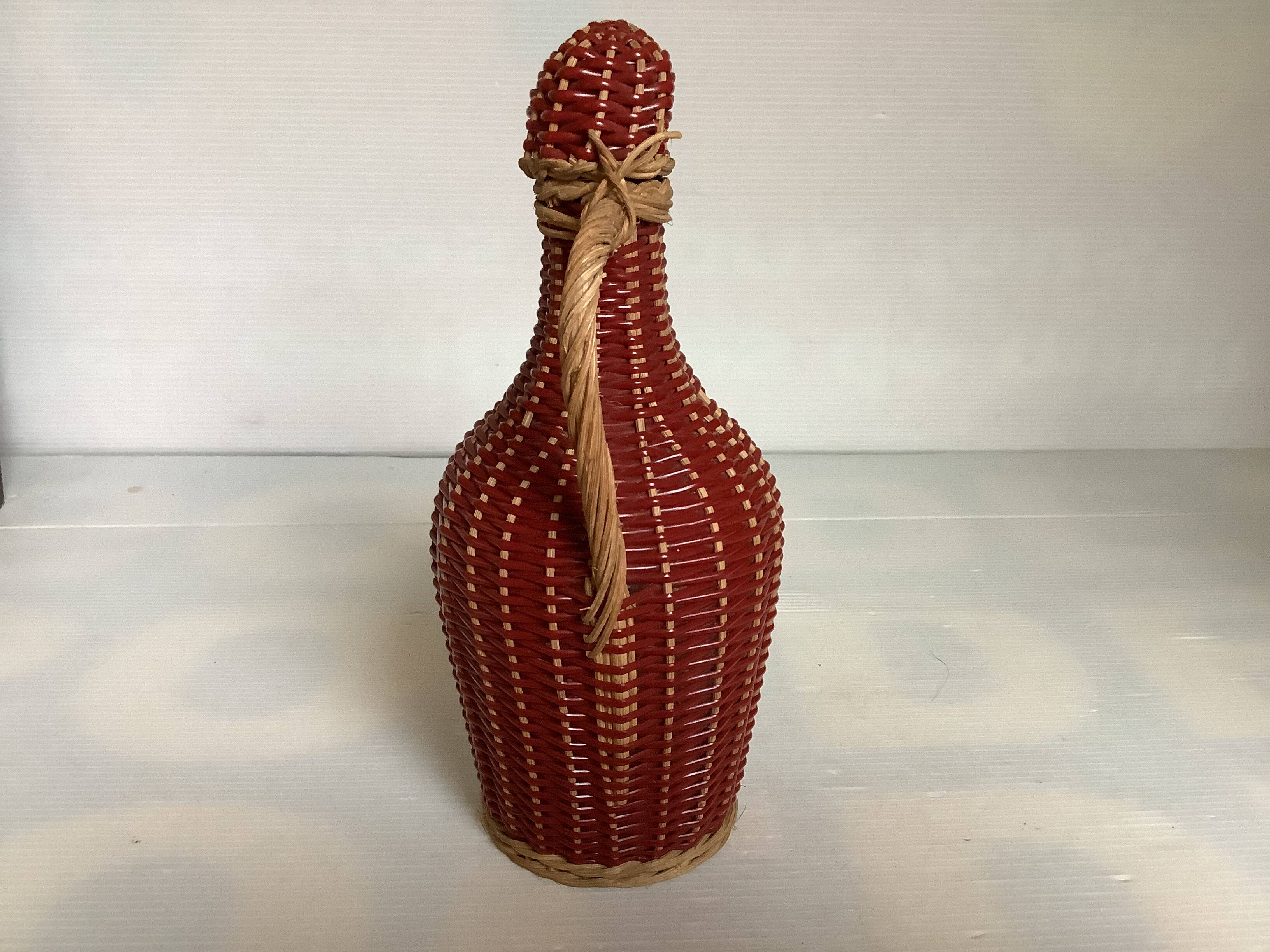 Petite bouteille décorative osier rouge bordeaux