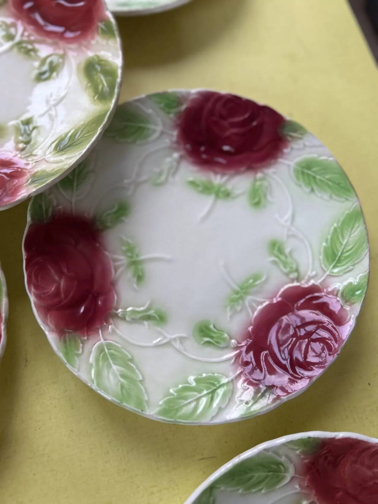Set of 8 barbotine plates, the Onnaing roses – early 20th century