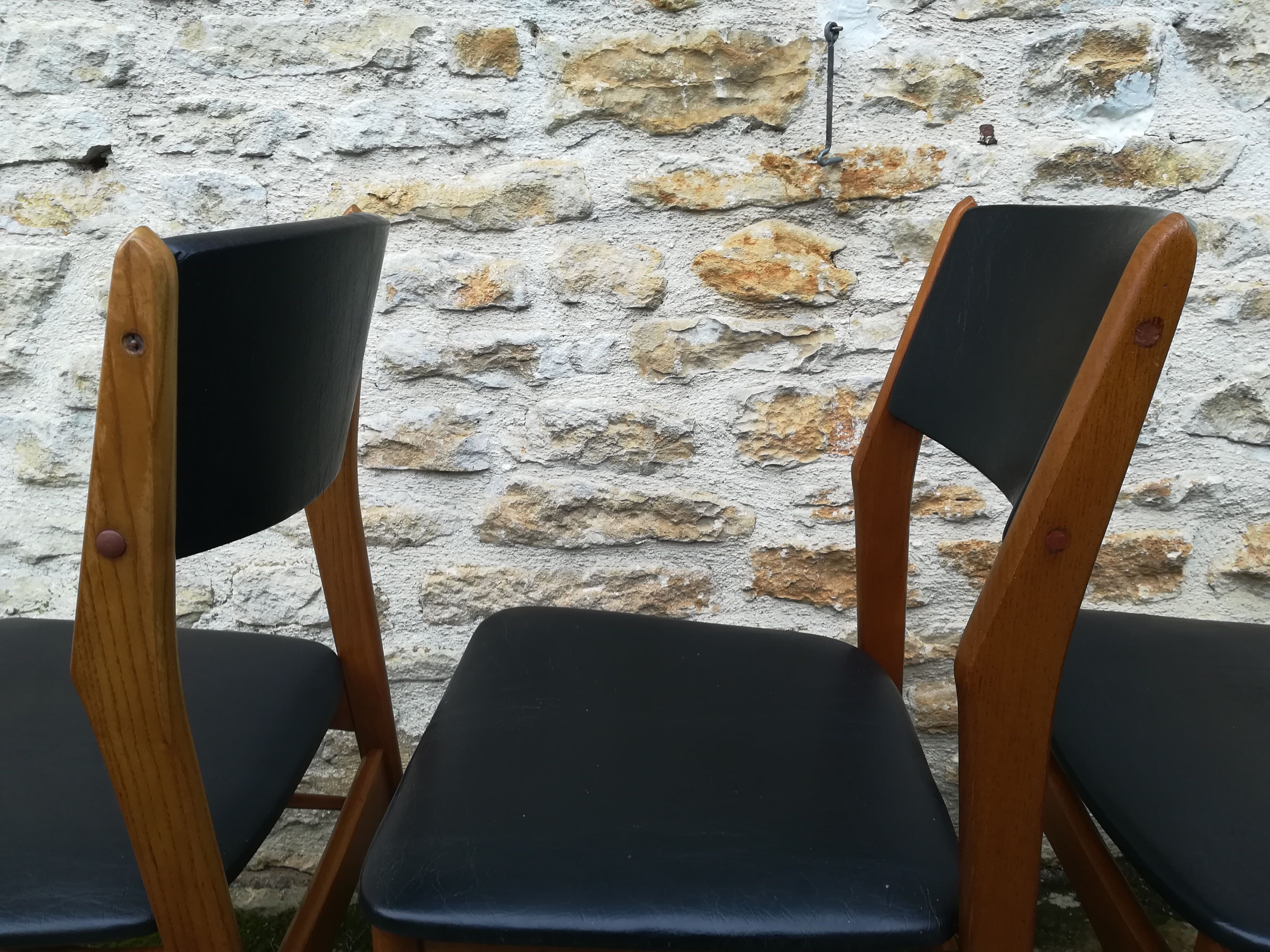 Scandinavian chairs in skaï