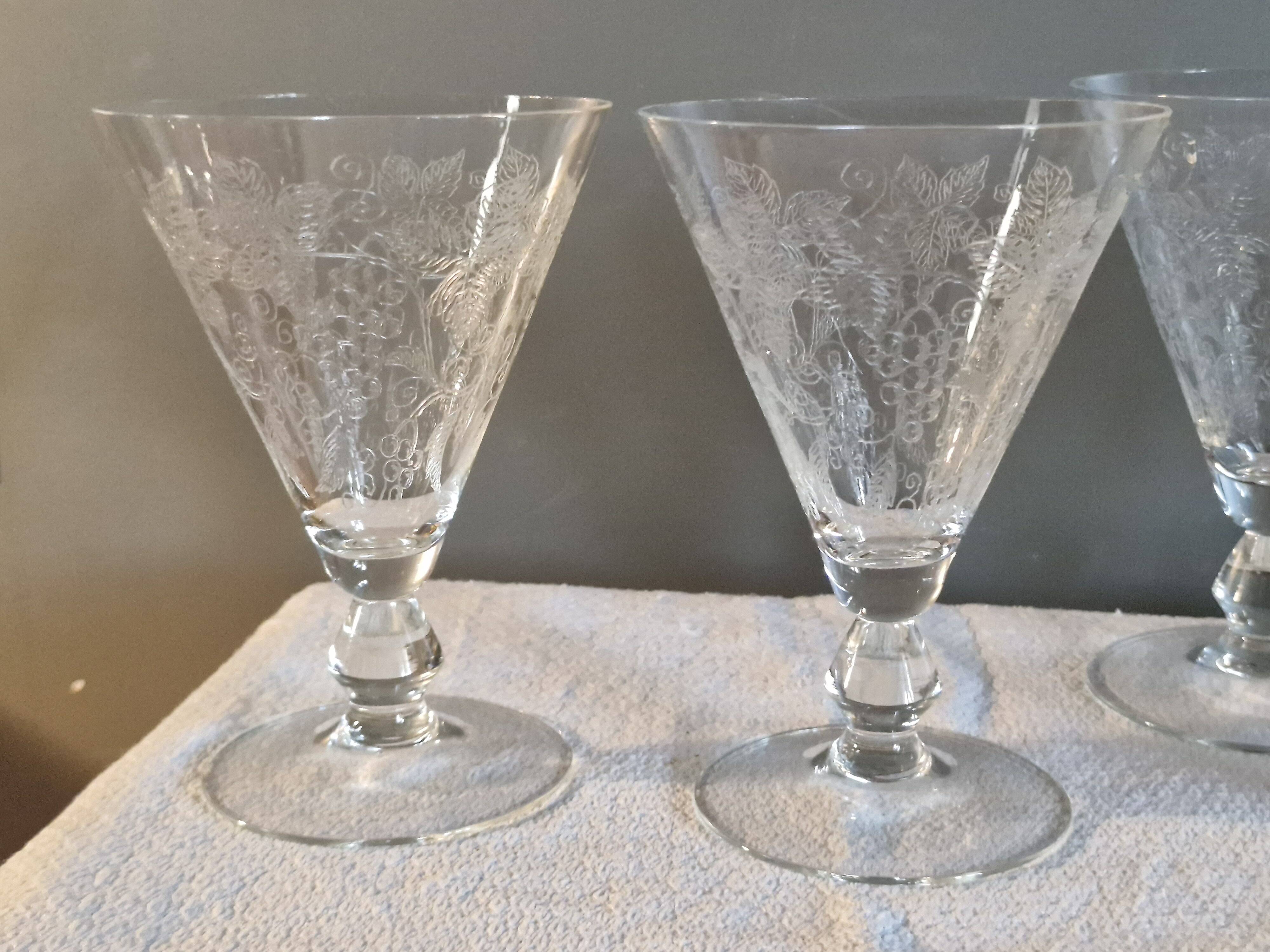 8 large Art Deco crystal glasses, grape clusters (+ 2 gifts)