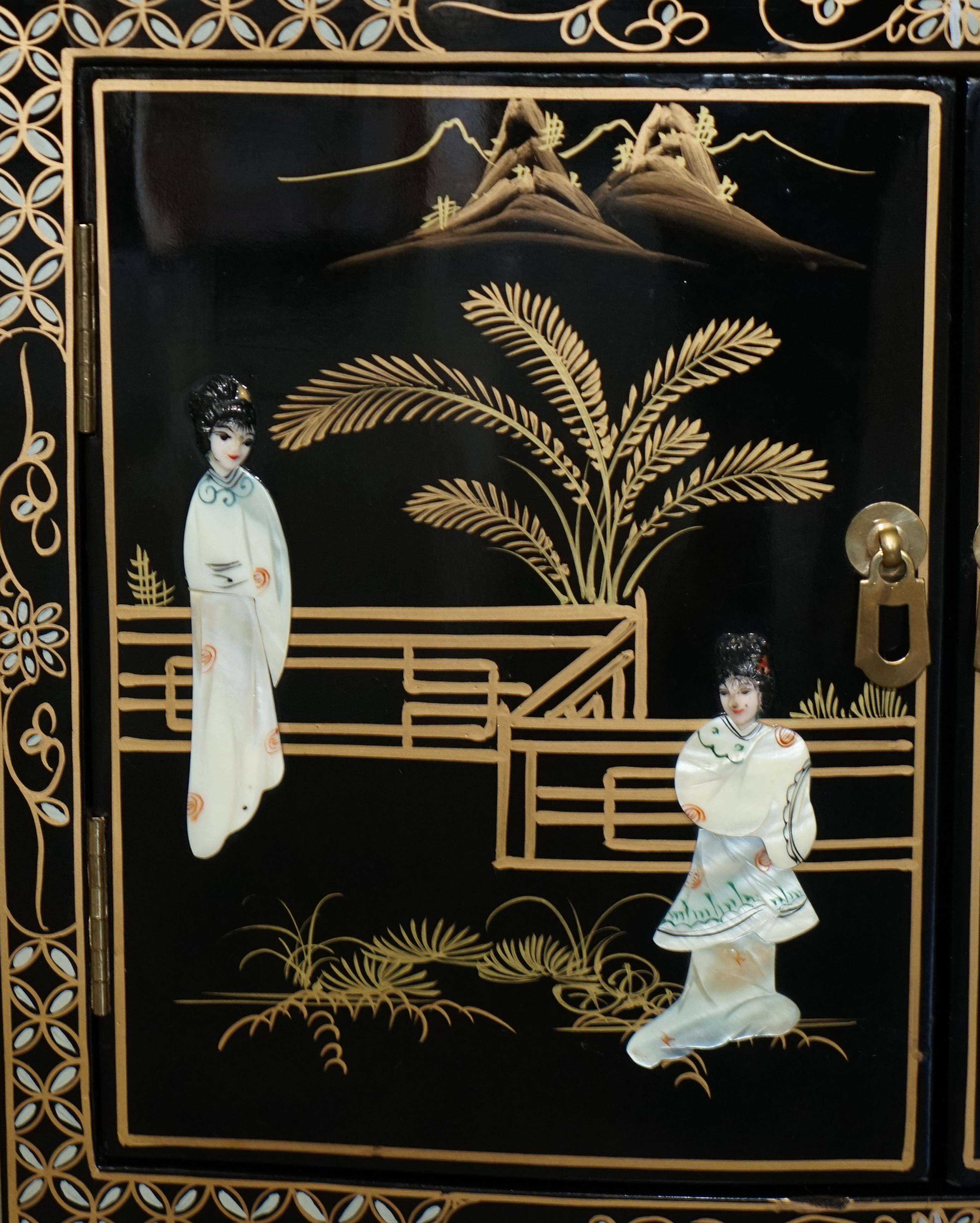 Decorative Chinese buffet in Chinoiserie style in lacquer and steatite.