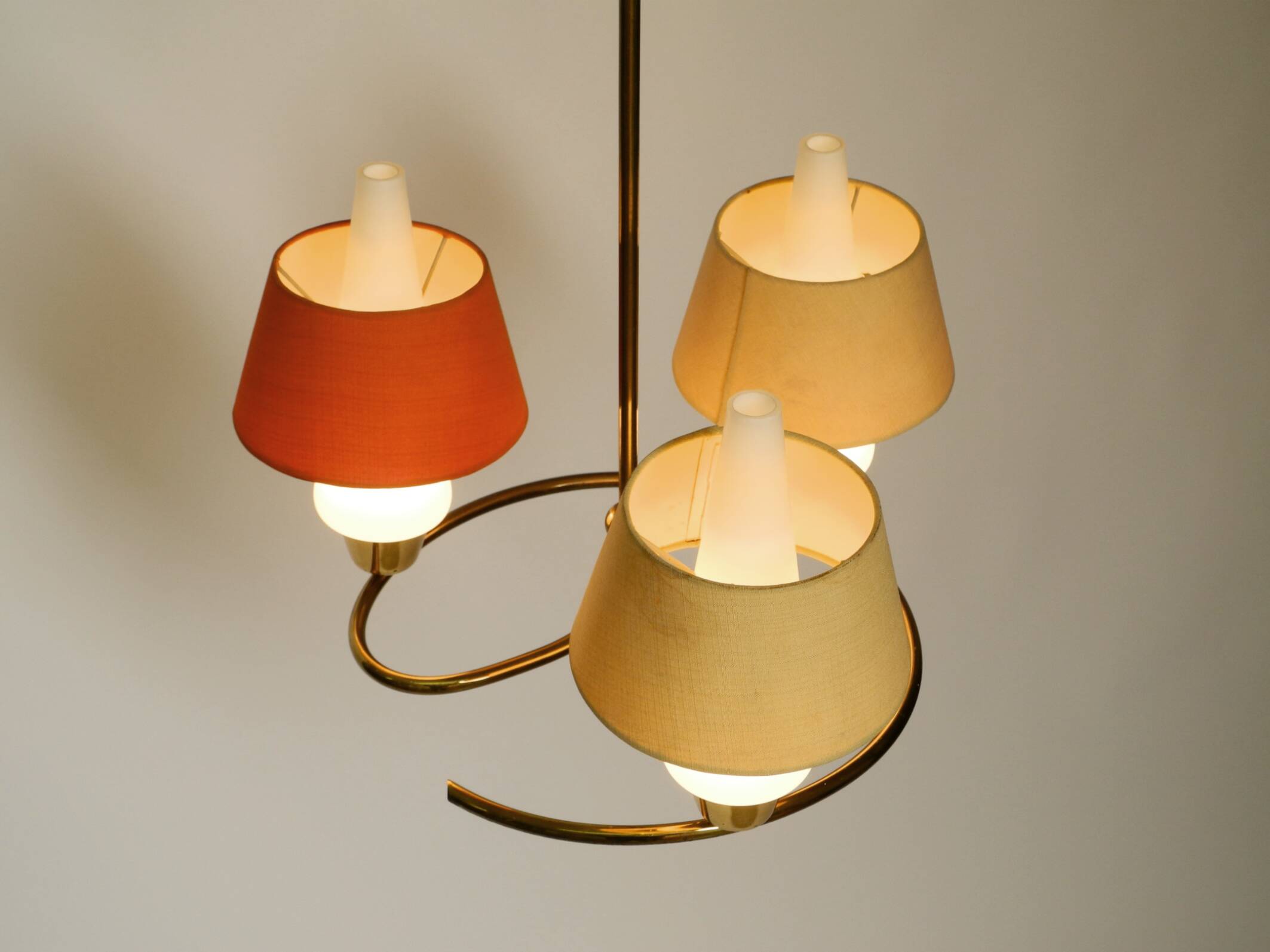 Lampe de plafond en laiton du milieu du siècle avec des abat-jours en verre et en tissu par JT Kalmar