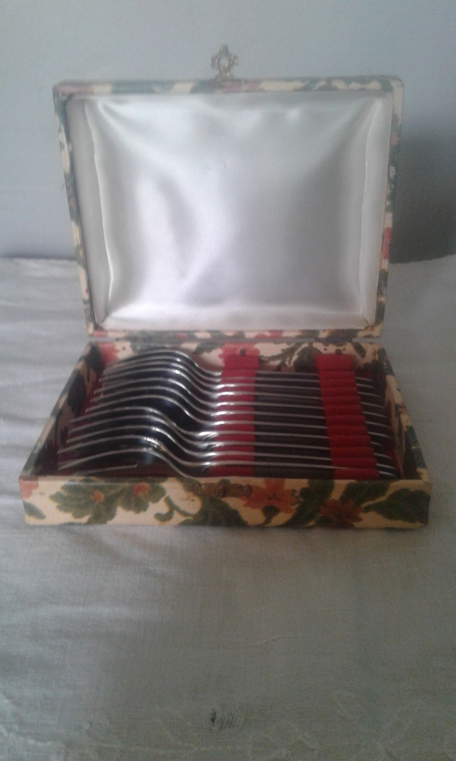 Box of 12 cake forks