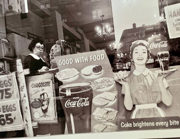 Instantané urbain – Une scène authentique de New York figée en 1959