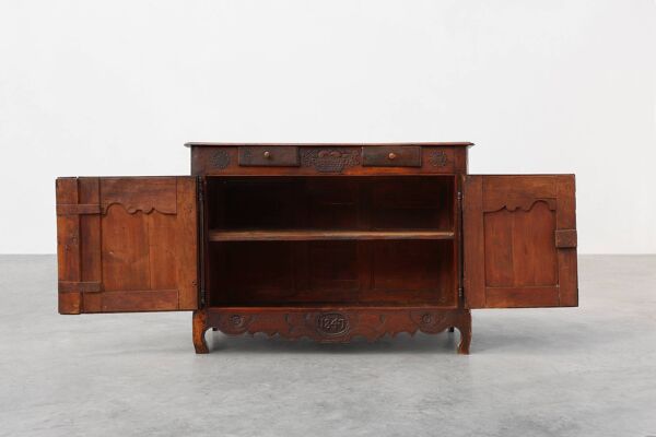 Rare armoire ou buffet provincial sculpté français à belle patine, daté du 18