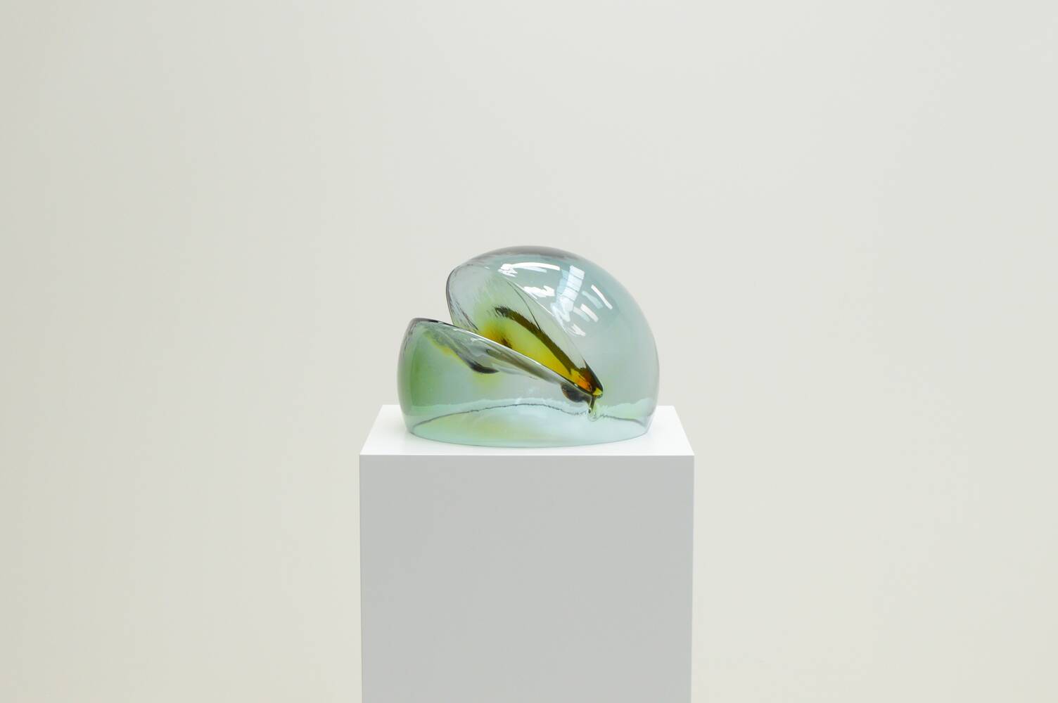 magazine rack by Toni Zuccheri for VeArt, 1970s Italy.