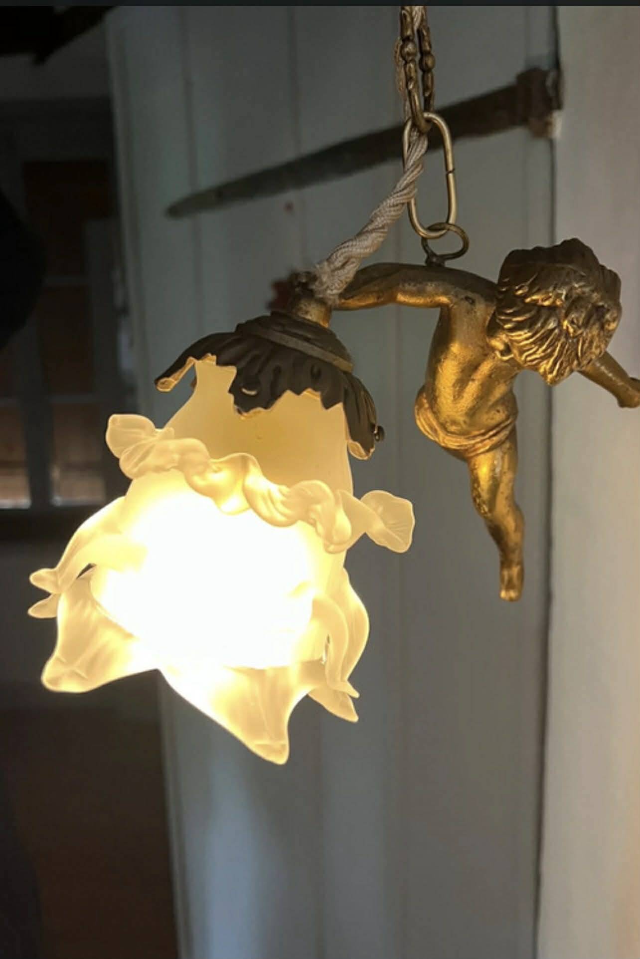 Suspension angelot in gilded bronze regulation – opaline tulip – restored